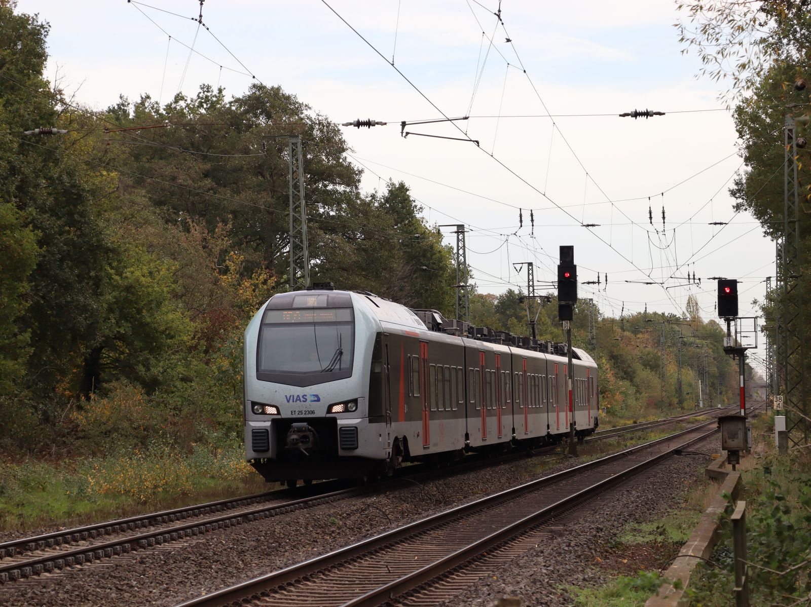 VIAS Triebzug ET 25 2306 Frietenweg, Hamminkeln 03-11-2022.

VIAS treinstel ET 25 2306 Frietenweg, Hamminkeln 03-11-2022.