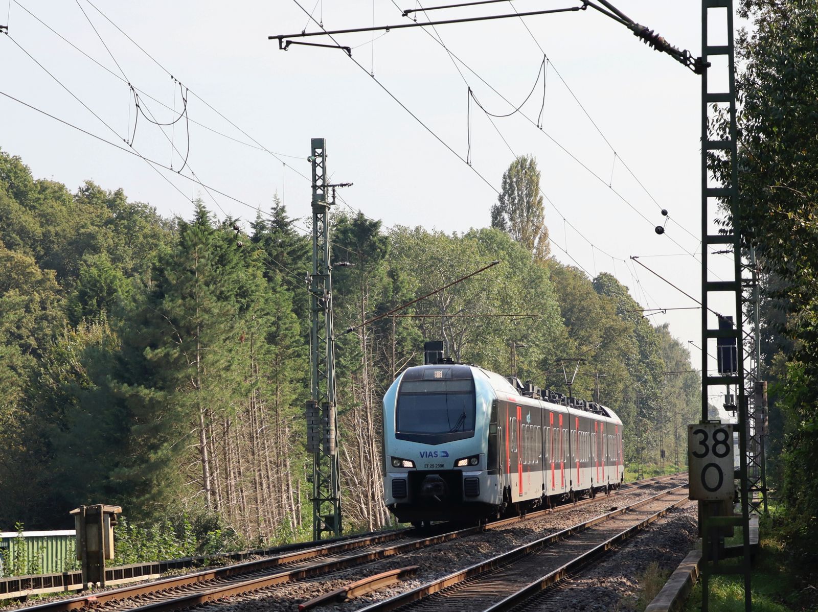 VIAS Triebzug ET 25 2306 Bahn�bergang Grenzweg, Hamminkeln 19-09-2024

VIAS treinstel ET 25 2306 overweg Grenzweg, Hamminkeln 19-09-2024.