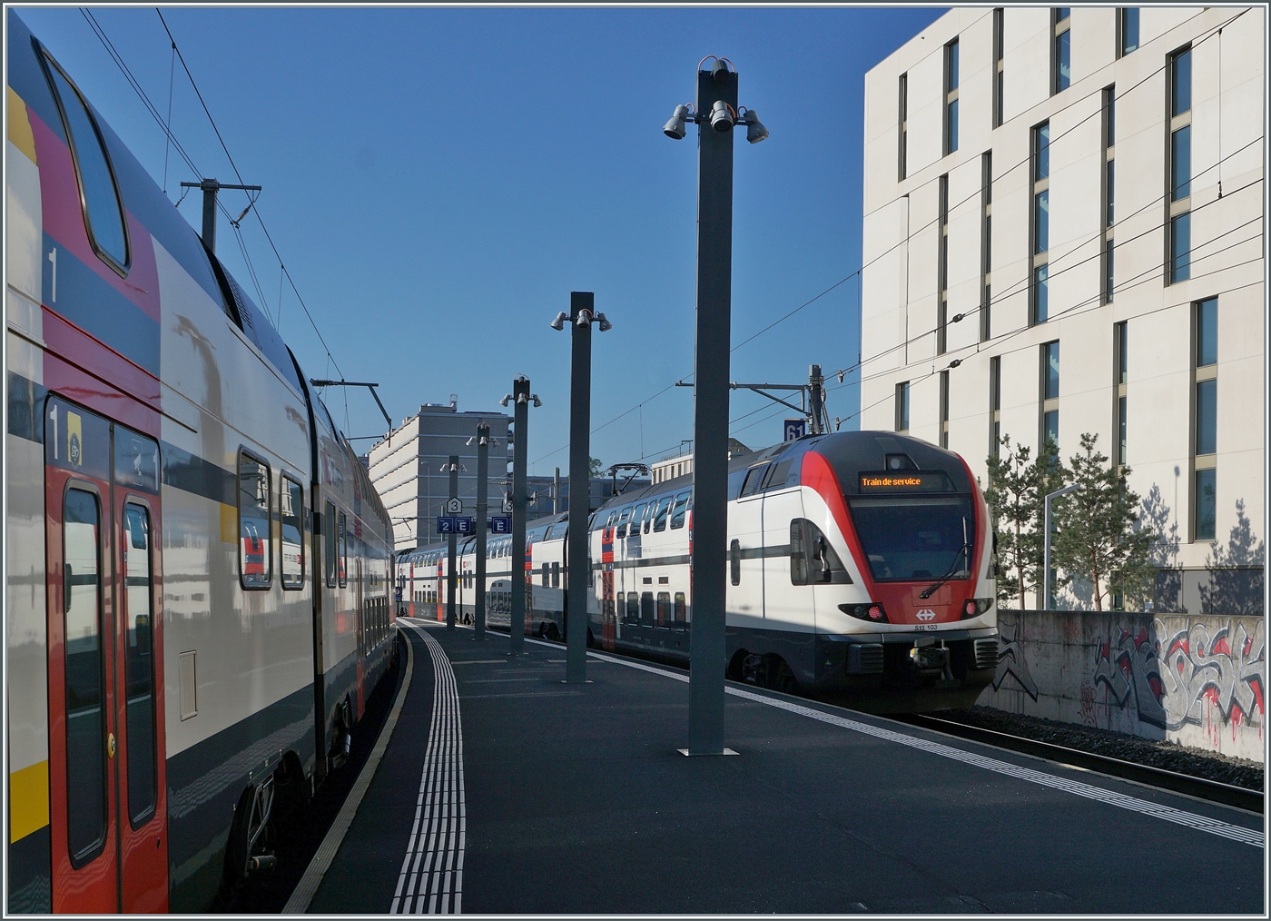 Viel Verkehr mit SBB RABe 511 in Lancy Pont Rouge. Während der eine in Richtung Annemasse wegfährt, ist links im Bild ein anderer gerade aus Annemasse bei der Einfahrt zu erkennen. 

16. April 2026