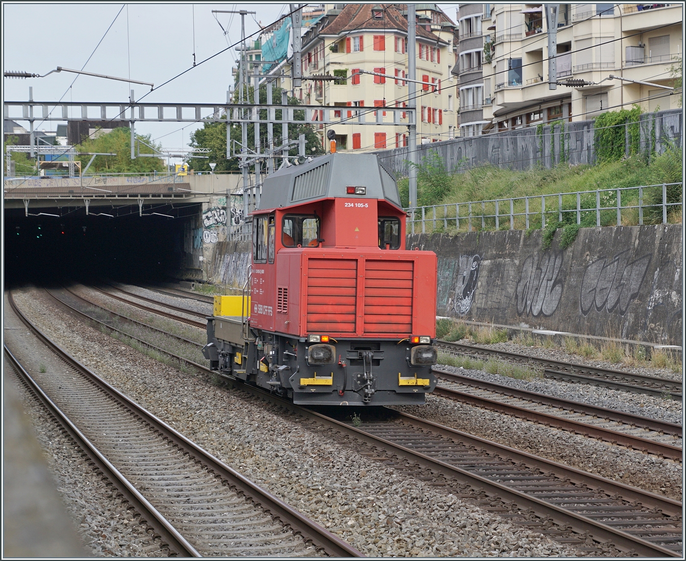 Vier Geleise, drei Strecken, zwei Stromsysteme und ein Zug, in diesem Fall ist kurz nach Gen�ve der SBB 234 105-5 in Richtung St-Jean unterwegs, wo das Signal bereits freie Fahrt anzeigt.

Da im Hintergrund ein weiteres Signal freie Fahrt anzeigt, vermutei ich dass der Tm 234 105 auf der Fahrt in Richtung Gen�ve A�roport. 

23. Juli 2026