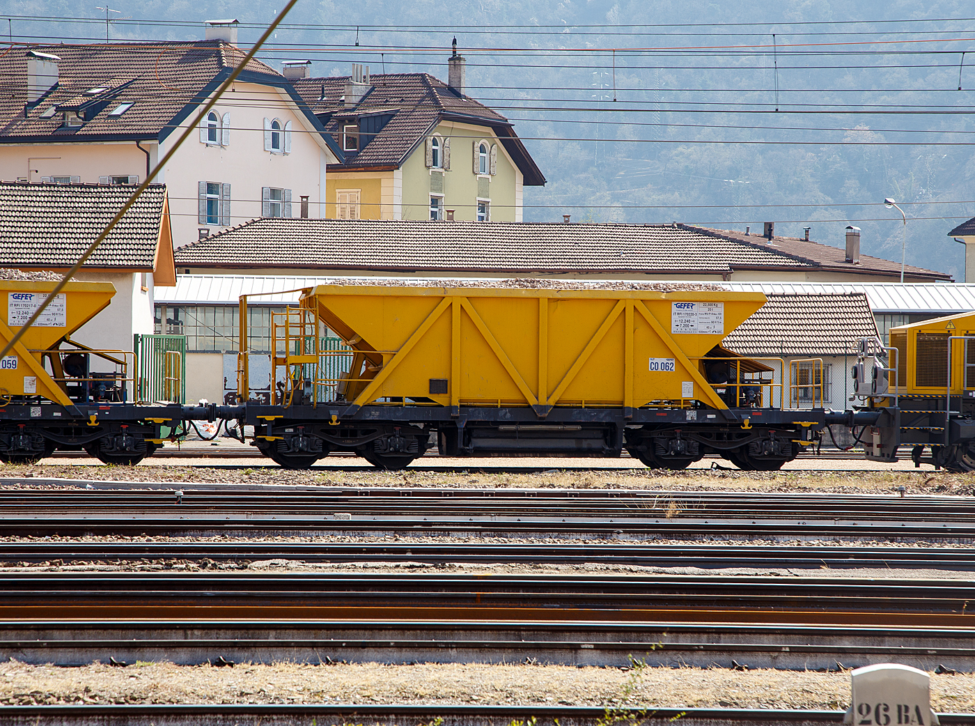 Vierachsiger Drehgestell 40m³ Schotterwagen (IT RFI 170 220-3) der Italienischen Firma Gefer S.p.A. (zu GCF) am 26.03.2022 beim Bahnhof Bozen (Stazione di Bolzano).
