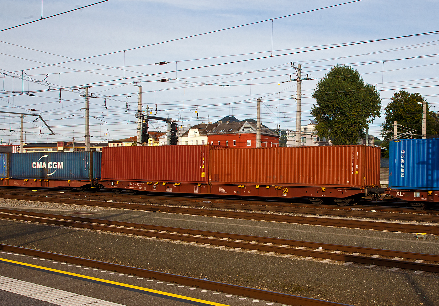 Vierachsiger Drehgestell-Containertragwagen 33 54 4663 749-8 CZ-MT, der Gattung Sggnss 80´, der METRANS Rail s.r.o. (Prag / Praha), am 12.09.2022 im Zugverband, beladen mit zwei 40ft-Containern bei einer Zugdurchfahrt im Hbf Salzburg. Die METRANS ist ein 100 %-iges Tochterunternehmen der Hamburger Hafen und Logistik AG (HHLA). Sie ist Marktführer für Containertransporte im Seehafenhinterlandverkehr mit Mittel-, Ost- und Südosteuropa. Eigene Inland-Terminals, spezielle Loks  und umweltfreundliche Containertragwagen ermöglichen flexible, qualitativ hochwertige Angebote. 

Der LIGHT EIGHTY Sggnss 80’ wurde vom slowakischen Hersteller TATRAVAGÓNKA schon 2010 auf Veranlassung von METRANS entwickelt. Nicht nur dank seinem geringen Gewicht von ca. 22 t, sondern auch wegen den einzigartigen Lademöglichkeiten (5 Container­Bauarten und Wechselaufbauten in 30 verschiedenen Containerkombinationen) hat sich dieser Wagen schnell auf dem Markt etabliert. Im Vergleich zum 80’ langen Standardwagen kann bei dieser Variante ein Wagen mehr in Güterzüge aufgenommen werden. Durch die neuartige Konstruktion dieses TSI­konformen Wagens konnte nicht nur der Lärmpegel auf einen Messwert von 78 dB(A) reduziert werden. Eine Energieeinsparung von 20 % im Vergleich zum 80’-langen Standardgelenkwagen ermöglicht eine weitere Steigerung der Transporteffizienz. Weniger Drehgestellbedarf bedeutet weniger Instandhaltungsaufwand für Bremssysteme.

TECHNISCHE DATEN:
Spurweite: 1 435 mm
Anzahl der Achsen: 4 in zwei Drehgestellen
Länge über Puffer: 25.940 mm
Drehzapfenabstand: 19.300 mm
Achsabstand im Drehgestell: 1.800mm
Laufraddurchmesser: 920 mm (neu)
Ladelänge : 24 700 mm  (z.B. 2 x 40’ ISO Container)
Höhe der Ladeebene über SOK: 1 155 mm
Höchstgeschwindigkeit: 100 km/h (Lastgrenze SS) / 120 km/h (bei Lastgrenze S oder leer)
Max. Zuladung bei Lastgrenze S: 68,5 t (ab Streckenklasse D)
Max. Zuladung bei Lastgrenze SS: 58,5 t (ab Streckenklasse C)
Eigengewicht: 21.500 kg
Kleinster bef. Gleisbogenradius: R 75 m
Bauart der Bremse: KE-GP-A (K)
Bremssohle: Jurid 816M
Feststellbremse: Ja
Intern. Verwendungsfähigkeit: TEN-GE

Erläuterung: Lastgrenze S = 20 t Radsatzlast, Lastgrenze SS = 22,5 t Radsatzlast.