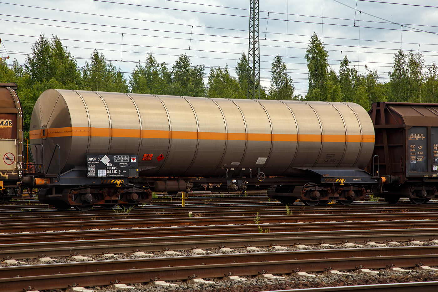 Vierachsiger-Drehgestell Kesselwagen 33 80 7809 817-9 D-BASF, der Gattung Zagns, der BASF, Ladegut Ethylenoxid mit Stickstoff (Gefahrgutnummer 263/1040), abgestellt am 18.06.2017 in Koblenz-Lützel.

TECHNISCHE DATEN:
Spurweite: 1.435 mm
Länge über Puffer: 16.060 mm
Drehzapfenabstand: 10.160 mm
Achsabstand im Drehgestell: 1.800 mm
Höchstgeschwindigkeit: 100 km/h (120 km/h leer)
Eigengewicht: 28.960 kg
Nutzlast: 61 t (ab Streckenklasse D)
Gesamtvolumen: 80.770 Liter
Prüfdruck: 15 bar
Tankcode: P15 BH
Bauart der Bremse: KE – GP
Intern. Verwendungsfähigkeit: RIV
