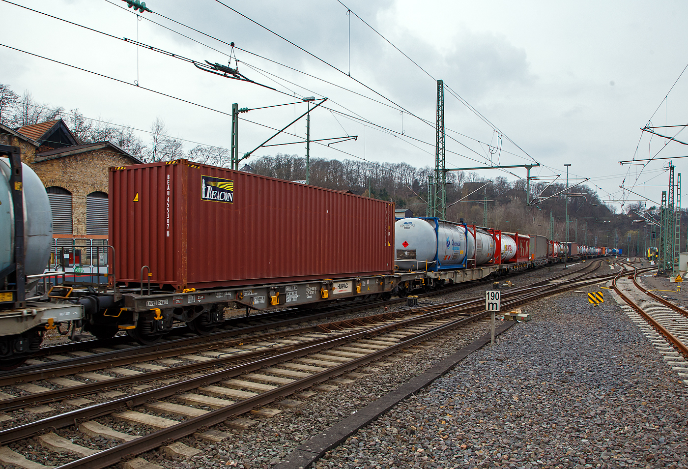 Vierachsiger Drehgestell-Taschenwagen für den Transport von Sattelaufliegern und Container 83 85 4754 781-3 CH-HUPAC der Gattung Sdkmmss der HUPAC Intermodal SA, im Zugverband am 23.03.2021, bei der Zugdurchfahrt in Betzdorf (Sieg), beladen mit einem Container.
 
Dieser Wagen wurden bereits 1984 von Ferriere Cattaneo in Giubiasco (CH) gebaut, er hat schon die Maße von einem T3. Bei diesen Wagen wurden die Stützböcke (Sattelauflagen) entfernt und können eigentlich nur noch für Container oder Wechselbrücken verwendet werden.

TECHNISCHE DATEN:
Spurweite: 1.435 mm
Länge über Puffer: 18.340 mm
Drehzapfenabstand: 13.300 mm
Achsabstand im Drehgestellen: 1.800 mm
Max Ladelänge: 16.600 mm f. Container und Wechselbehälter
Eigengewicht: 20.500 kg 
Max. Zuladung bei Lastgrenze S: 59,5  t (ab Streckenklasse C)
Max. Zuladung bei Lastgrenze SS: 51,5  t (ab Streckenklasse B)
Höchstgeschwindigkeit: 100 km/h (Lastgr. S) / 120 km/h (Lastgr. SS und leer)
Bremse: O-GP-A
Kleinster befahrbarer Gleisbogen: R 75 m
Intern. Verwendungsfähigkeit: Privatwagen