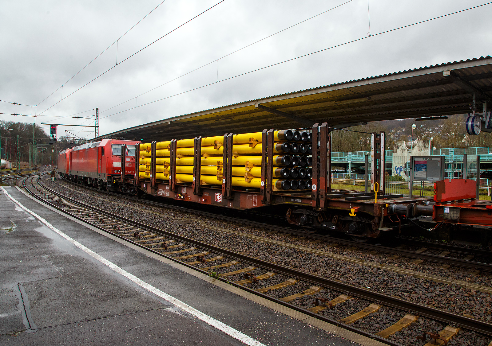 Vierachsiger Drehgestellflachwagen mit Rungen und Niederbindeeinrichtung, 31 80 4725 4xx-x D-DB, der Gattung Snps-x 719.1, der DB Cargo AG am 01.04.2023 im Zugverband bei einer Zugdurchfahrt im Bahnhof Betzdorf (Sieg). Hier beladen mit 30 gelb beschichteten Gasrohren bzw. HFI-längsnahtgeschweißte Stahlrohre Ø 323.9 x 12,7 (DN/NW 300 mm bzw. 12 ¾ Inch) mit gelber MAPEC® Polyethylen (HDPE)-Umhüllung), in Herstellungslänge vom 12 m. Das Metergewicht der Rohre beträgt 97,5 kg/m (ohne Umhüllung), so ist der Wagen mit ca. 36 t beladen. Der Hersteller der Stahlrohre ist die Mannesmann Line Pipe GmbH in Siegen (ex RW Fuchs), gehört zum Salzgitter-Konzern.

Der Drehgestell-Flachwagen wurde speziell für den Transport von Rohren, Profilstahl, Flachstahlprodukten sowie Stamm- und Schnittholz entwickelt und zeichnet sich durch hohe Ladekapazität aus. Das Ladegut wird durch Rungen mit Kunststoffleisten geschont. Die Längsseiten sind jeweils mit acht besonders breiten und belastbaren Rungen ausgerüstet, die mit dem Untergestell fest verbunden sind. Zur Verzurrung des Ladegutes ist jedes Rungenpaar mit einer Niederbindeeinrichtung versehen, die von einer Person bedient werden kann. Für die Auflage des Ladegutes sind hölzerne Ladeschwellen im Rungenbereich und im Abstand von 1 m von Wagenende vorhanden. Außerdem sind feste 5 mm niedrigere Hilfsladeschwellen zwischen den Rungen zur Unterstützung von leicht durchhängendem Ladegut (z. B. Schnittholz) angeordnet. Die Ladeschwellen sind genügend hoch, so dass die handelsüblichen Umschlagmittel verwendet werden können. Der Wagenboden ist mit einem begehbaren Loch- bzw. Riffelblech vollständig abgedeckt. Zur Aufnahme von Lasten oder zum Befahren mit Flurförderfahrzeugen sind die Abdeckungen nicht geeignet. 

TECHNISCHE DATEN:
Gattung: Snps-x 719.1
Spurweite: 1.435 mm (Normalspur)
Länge über Puffer: 20.840 mm
Drehzapfenabstand: 15.800 mm
Radsatzstand in den Drehgestellen: 1.800 mm
Ladelänge: 19.600 mm
Ladebreite: 2.723 mm (zwischen den Rungen)
Fußbodenhöhe über SO: 1.280 mm (OK Ladeschwelle)
Rungenhöhe: 2.000 mm
Eigengewicht: 23.950 kg 
Zuladung bei Lastgrenze S: 63 t (ab Streckenklasse D) 
Max. Geschwindigkeit: 100 km/h / 120 km/h (leer)
Kleinster Gleisbogenhalbmesser:	35 m
Bauart der Bremse: KE-GP
Verwendungsfähigkeit: RIV
