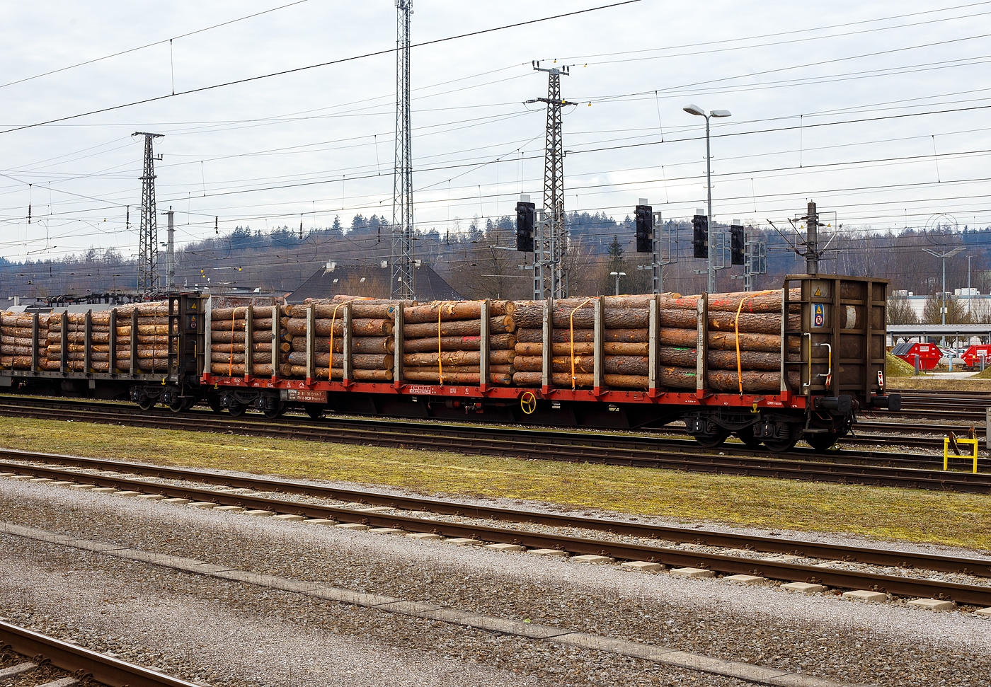 Vierachsiger Holztransportwagen (Drehgestellflachwagen mit Rungen und Stirnwänden) 31 81 3523 104-7 A-RCW, der Gattung Rnoos-uz, der Rail Cargo Austria (zur ÖBB), beladen mit Fichten-Rundholz, abgestellt am 14 Januar 2025 beim Bahnhof Attnang-Puchheim.

Die ÖBB bzw. Rail Cargo Group zählen in ihrem Fuhrpark mehrere für den Holztransport dienliche Wagenkonstruktionen. Als eine der jüngsten Bauarten mit Drehgestellen ist der Rungenwagen Rnoos-uz zu nennen. Dieser Wagentyp wurde eigens für die ÖBB beschafft, die im eigenen Lande noch, dank staatlicher Unterstützung, umfangreiche Holztransporte durchführt. Im Bestand befinden sich rd. 300 Wagen, die eine LüP von fast 23 Meter erreichen. Für die Verzurrung des Ladegutes mit Spanngurte oder ähnlichen sind im Wagenboden weitere Öffnungen vorgesehen. Dieser Wagen hat 11 Spanngurte und 10 fixen Rungenpaare.

Ein Wagen mit der Gattungsbezeichnung Rnoos-uz charakterisiert sich wie folgt:
R – Flachwagen in Regelbauart mit Drehgestellen
n – Lastgrenze > 60 t
oo – feste Stirnwände ≥ 2 m
s – geeignet für Züge bis 100 km/h
u – Ladelänge 20,7 m
z – Ladelänge 21 m (Rns)

TECHNISCHE DATEN:
Gattung: Rnoos-uz (Gattungskennzahl 3523)
Länge über Puffer: 22.760 mm
Drehzapfenabstand:17.610 mm
Achsanstand in den Drehgestellen: 1.800 mm
Ladelänge: 21.600 mm
Ladebreite: 2.580 mm
Ladefläche: 55,73 m²
Fußbodenhöhe: 1.193 mm
Wagenbreite: 2.930 mm
Rungenhöhe: 2.100 mm
Höchstgeschwindigkeit: 100 km/h 
Eigengewicht: 26.200 kg
Maximales Ladegewicht: 63,8 t (ab Streckklasse D)
Kleinster bef. Gleisbogenradius: R = 75 m
Bauart der Bremse: KE-GP-A max. 59 t (K) 
Bremssohle: C 810
Handbremse: Ja 
Intern. Verwendungsfähigkeit:  RIV
