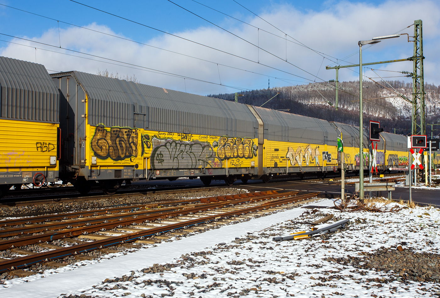 Vierachsiger zweigliedriger (2 x zweiachsiger) geschlossener Doppelstock-Autotransportwaggon, 47 80 2911 395-6 D-ARS der Gattung/Bauart Hccrrs 5.860 der ARS Altmann AG mit Sitz im bayerischen Wolnzach, am 30 Januar 2026 im Zugverband bei einer Zugdurchfahrt in Niederschelden. Lieder sind solche Wagen immer sehr beschmiert, aber zum Glück nicht das Transportgut die PKW.

Diese zweigliedrigen, geschlossenen Doppelstock-Autotransportwagen mit vier Radsätzen, dienen dem witterungsgeschützten Transport von Personenkraftwagen und bietet durch die vollständig geschlossene Bauweise auch Schutz vor Vandalismus Schäden an den PKW. Die geschlossene Doppelstock-Autotransportwageneinheit besteht aus 2 kurzgekuppelten zweiachsigen Fahrzeugen. Die Wagen dieser Bauart Hccrrs 5.860 sind für den Einsatz in Ganzzügen vorgesehen und können aufgrund ihrer baulichen Abmessungen nicht in allen Ländern uneingeschränkt eingesetzt werden, daher haben diese die Austauschkennzahl 47.

Die ARS Altmann-Gruppe besitzt allein 1.500 geschlossenen Doppelstock-Waggons, diese tragen wesentlich dazu bei, Transportschäden und zusätzliche Fahrzeugwäschen zu vermeiden.

TECHNISCHE DATEN:
Gattung: Hccrrs 5.860
Spurweite: 1.435 mm (Normalspur)
Begrenzungslinie: G2
Anzahl der Achsen: 4 (2 x 2)
Länge über Puffer: 27.160 mm
Achsabstände: 9.000 mm / 4.200 mm / 9.000 mm
Laufraddurchmesser: 760 mm (neu) / 680 mm (abgenutzt)
Länge der Ladefläche: 25.500 mm (oben) / 25.450 mm (unten)
Innenbreite (Ladefläche): 2.764 mm (oben) / 2.888 mm (unten)
Höhe über Schienenoberkante: 4.644 mm (Transportstellung), für die Be- und Entladung kann das Dach zusätzlich 500 mm angehoben werden.
Tragfähigkeit: Oberdeck 2 x 6 t / Unterdeck 2 x 6 t (Radlast 700 kg)
Eigengewicht: 32.900 kg
Max. Zuladung: 24,0 t (ab Streckenklasse A)
Höchstgeschwindigkeit: 100 km/h (beladen) / 120 km/h (leer)
Bremse: KP-GP-A (K)
Bremssohle: K
Handbremse: Ja (Handbremsgewicht 20,0 t)
Kleinster zulässiger Kurvenradius: R = 75 m Einzelwagen / Gesamtzug 150 m
Intern. Verwendungsfähigkeit: eingeschränkt

Nach eigenen Angaben besitzt die ARS Altmann AG Europas größte private Eisenbahnwaggonflotte für den Transport von Fahrzeugen.
Mit mehr als 4.000 modernen Eisenbahnwaggons, die ausschließlich für den Fahrzeugtransport bestimmt sind, betreibt die ARS Altmann AG die größte private Eisenbahnwaggonflotte für Fahrzeuge in Europa und transportiert täglich Autos sicher quer durch den Kontinent. Die Bahn ist der klimafreundlichste und planbarste Pfeiler in der Lieferkette und vereint stabile Kapazitäten, hohe Netzflexibilität und deutlich geringere Emissionen als der reine Straßentransport.
