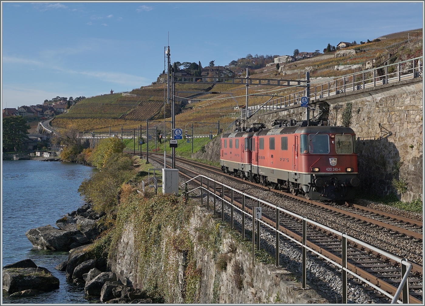 Von der bekannten Fotostelle aus konnten ich zwischen Rivaz und St-Saphorin die beiden SBB Re 4/4 II 11259 und 11240 (Re 420 259-4 und Re 420 240-4) als Lokzug auf der Fahrt in Richtung Villeneuve fotografieren. 

12. Nov. 2024