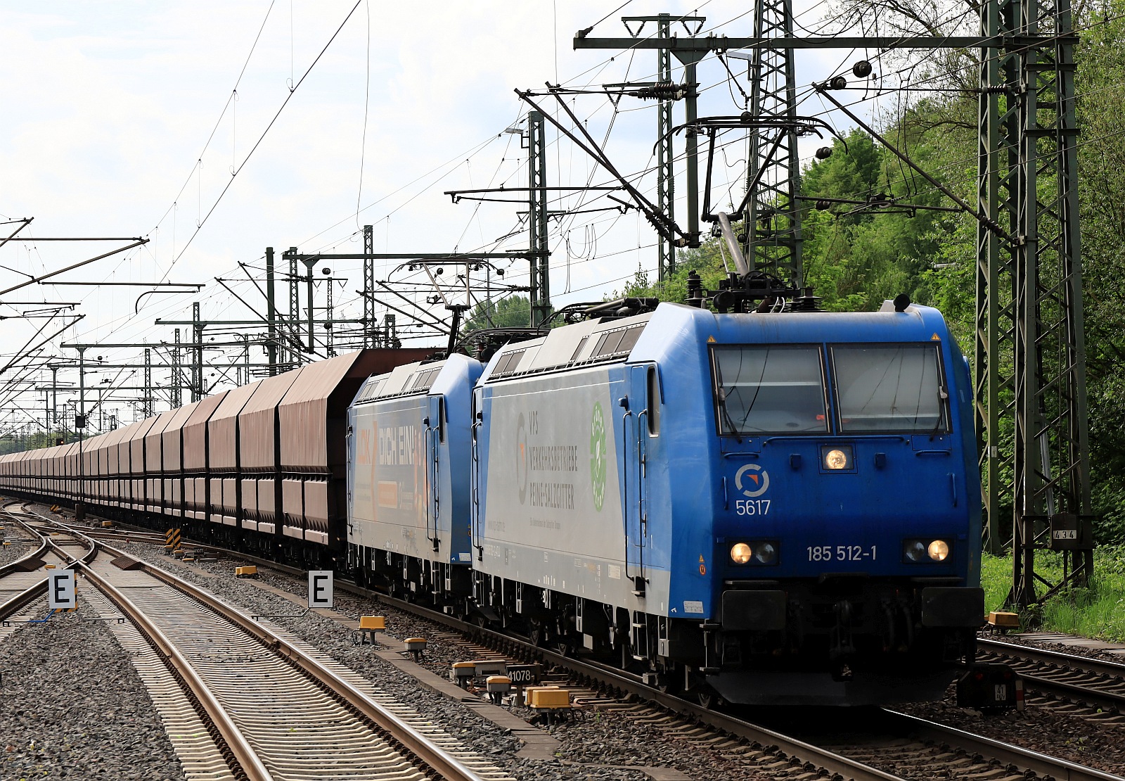 VPS 5617/185 512-1 REV/LD X/21.03.19 + VPS 185 530-3 mit Kohle Leer Zug unterwegs gen Hansaport. HH-Harburg 04.05.2024