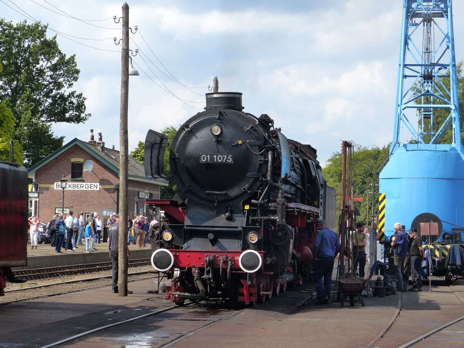 VSM (Veluwse Stoomtrein Maatschappij) Dampflokomotive 01 1075 Dampffest  Terug naar Toen  Beekbergen (Lieren) 03-09-2017. 03-09-2017.

VSM stoomlocomotief 01 1075 Stoomtreinfestival van de VSM (Veluwse Stoomtrein Maatschappij)  Terug naar Toen  Beekbergen (Lieren) 03-09-2017.