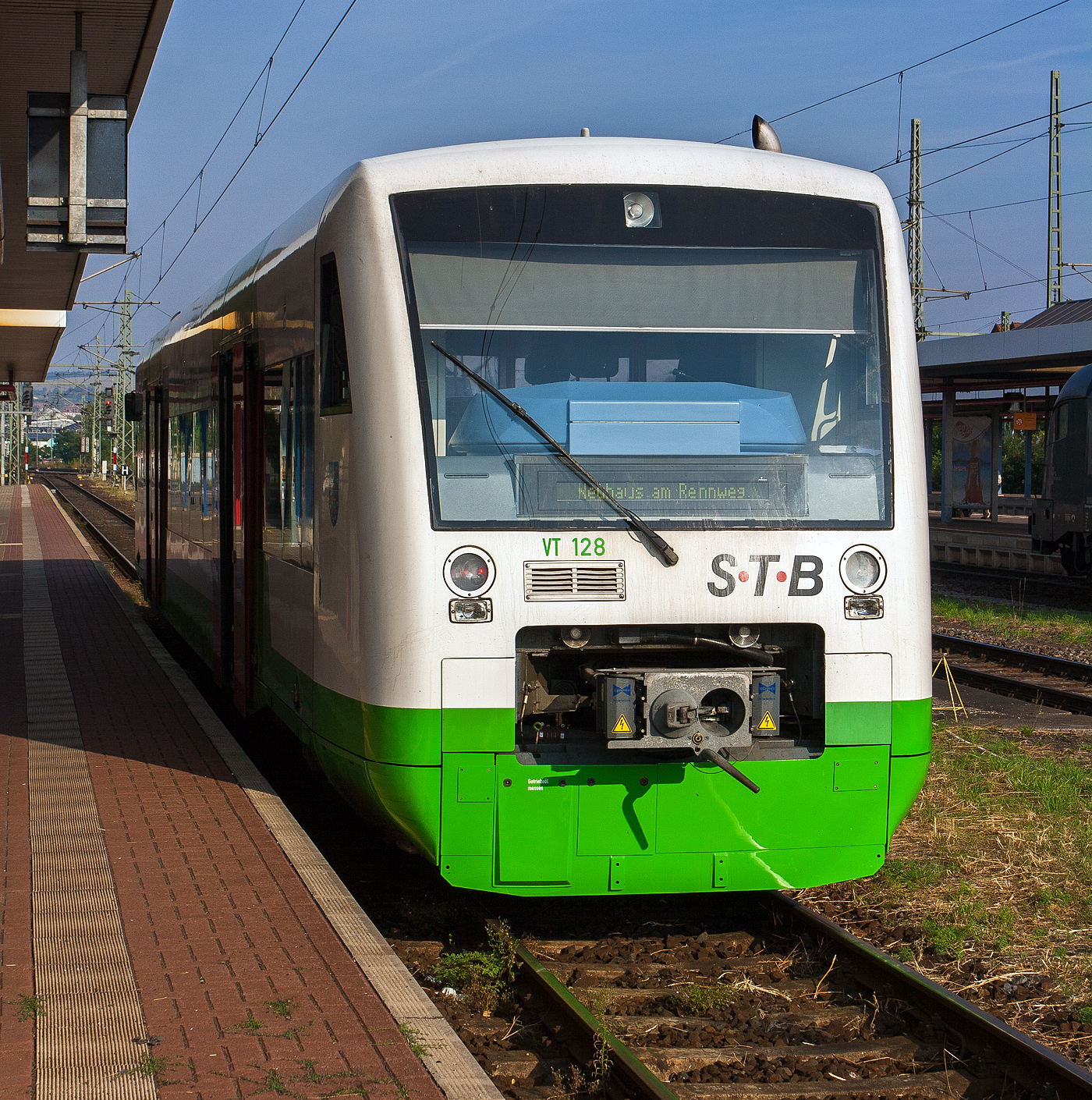 VT 128 der STB - Sd-Thringen-Bahn GmbH, ein  ein Stadler Regio-Shuttle RS1 (95 80 0650 528-2 D-STB) steht am 24 August 2013 im Hbf Eisennach, als RB nach Neuhaus am Rennweg, zur Abfahrt bereit.