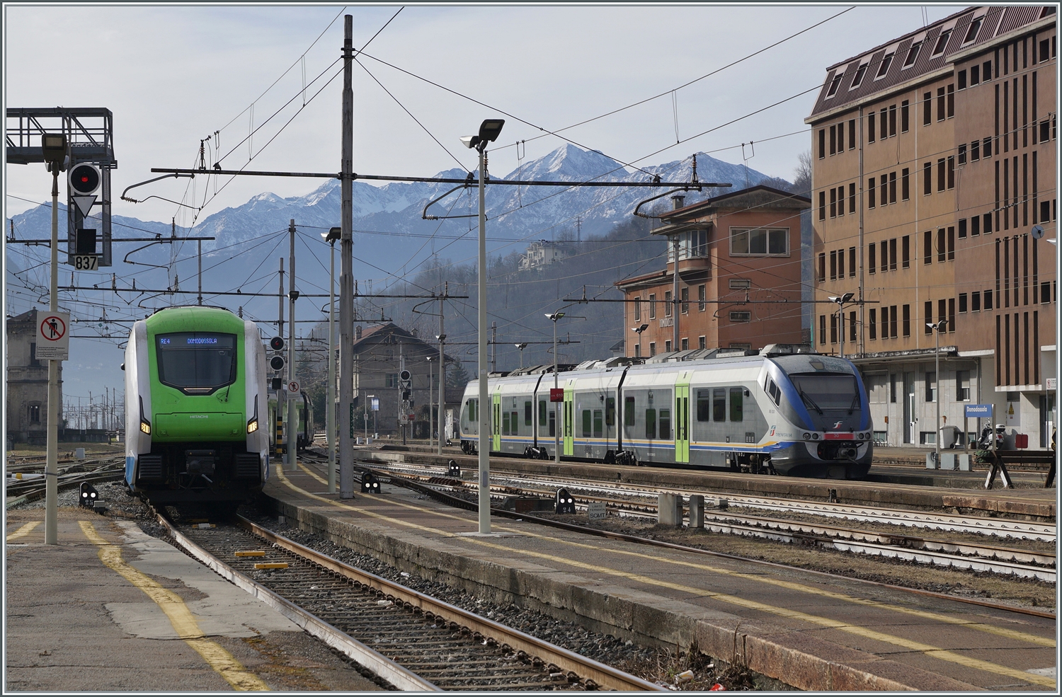 Während auf Gleis 5 in Domodossola ein Trenord ETR 421 von Milano ankommt, steht auf dem Troco ein Trenitalia ME 501  Minuetto  der um 12:45 nach Novara fahren wird.

2. Feb. 2024