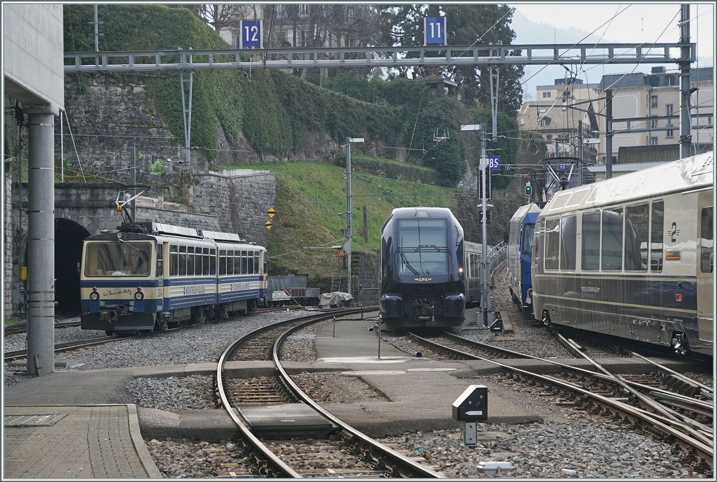 Während der MOB GoldenPass Express Montreux verlässt, steht eine weitere GPX Komposition abgestellt im Bahnhof und ganz links im Bild ist der Rochers de Naye Bhe 4/8 304  La Tour de Peilz  zu sehen. 

17. Feb. 2024