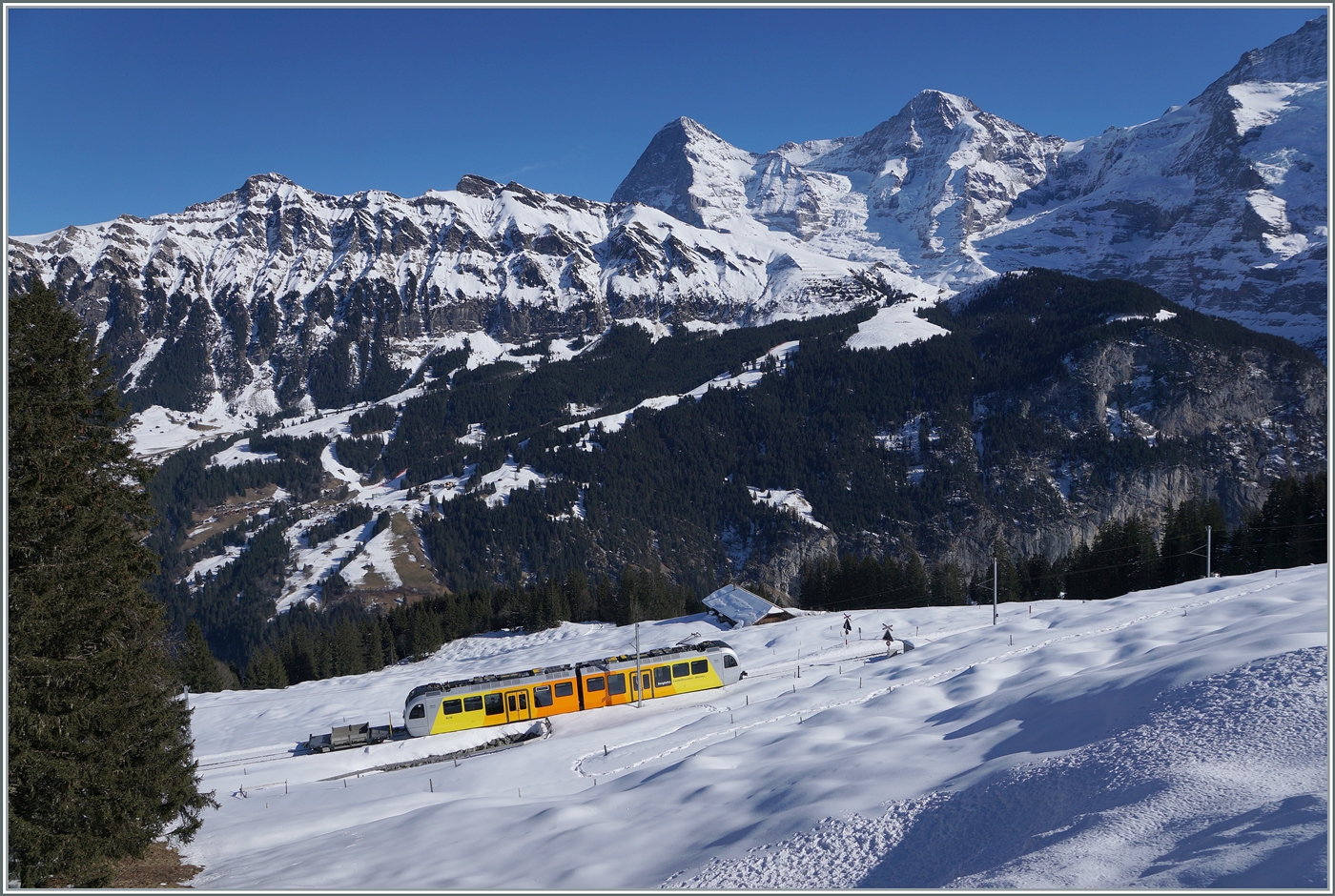 Was für ein Panorama: Eiger, Mönch und  Jungfrau ! Der BLM Be 4/6 103  Jungfrau  ist als R66 auf der Fahrt von Mürren nach Grütschalp. 

18. Februar 2018