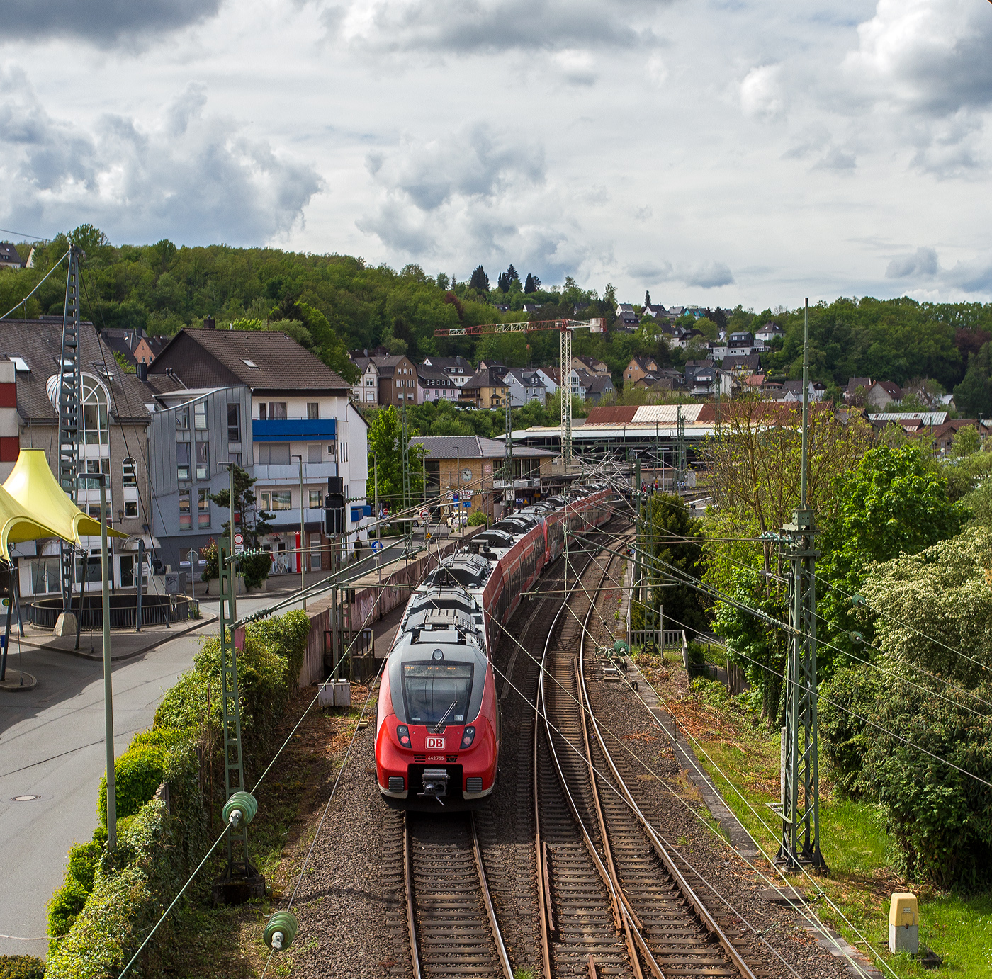 Wegen Bauarbeiten halten derzeit alle aus Richtung Siegen kommenden Züge im Bahnhof Betzdorf (Sieg) am Gleis 105, so müssen die zwei gekuppelte vierteilige Bombardier Talent 2 (442 259 / 442 759 und 442 255 / 442 755) der DB Regio NRW kurz vor dem Bahnhof das Gleis wechseln, bevor sie, als RE 9 rsx - Rhein-Sieg-Express (Siegen - Köln - Aachen), am 05 Mai 2024 den Bahnhof erreichen.