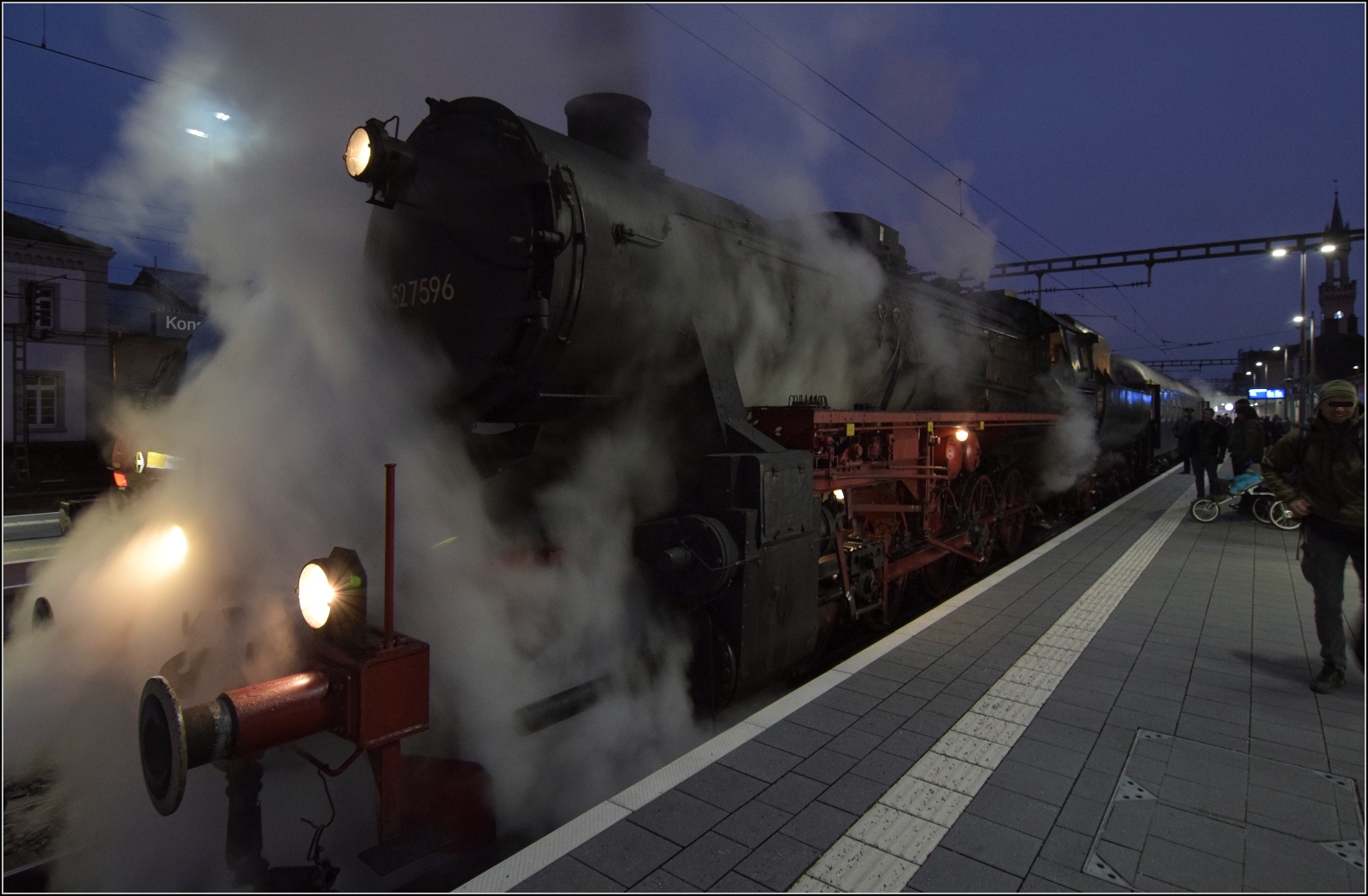 Weihnachtsmarktdampffahrt der Eisenbahnfreunde Zollernbahn. 

52 7596 vor der Abfahrt nach Rottweil. Drei ausgebuchte Fahrten, obwohl die erste wegen zu schwerer Schneeflocken Konstanz nicht einmal nherungsweise erreichen konnte, das zeugt von einem Erfolg fr die Dampffahrten EFZ. Konstanz, Dezember 2023. 