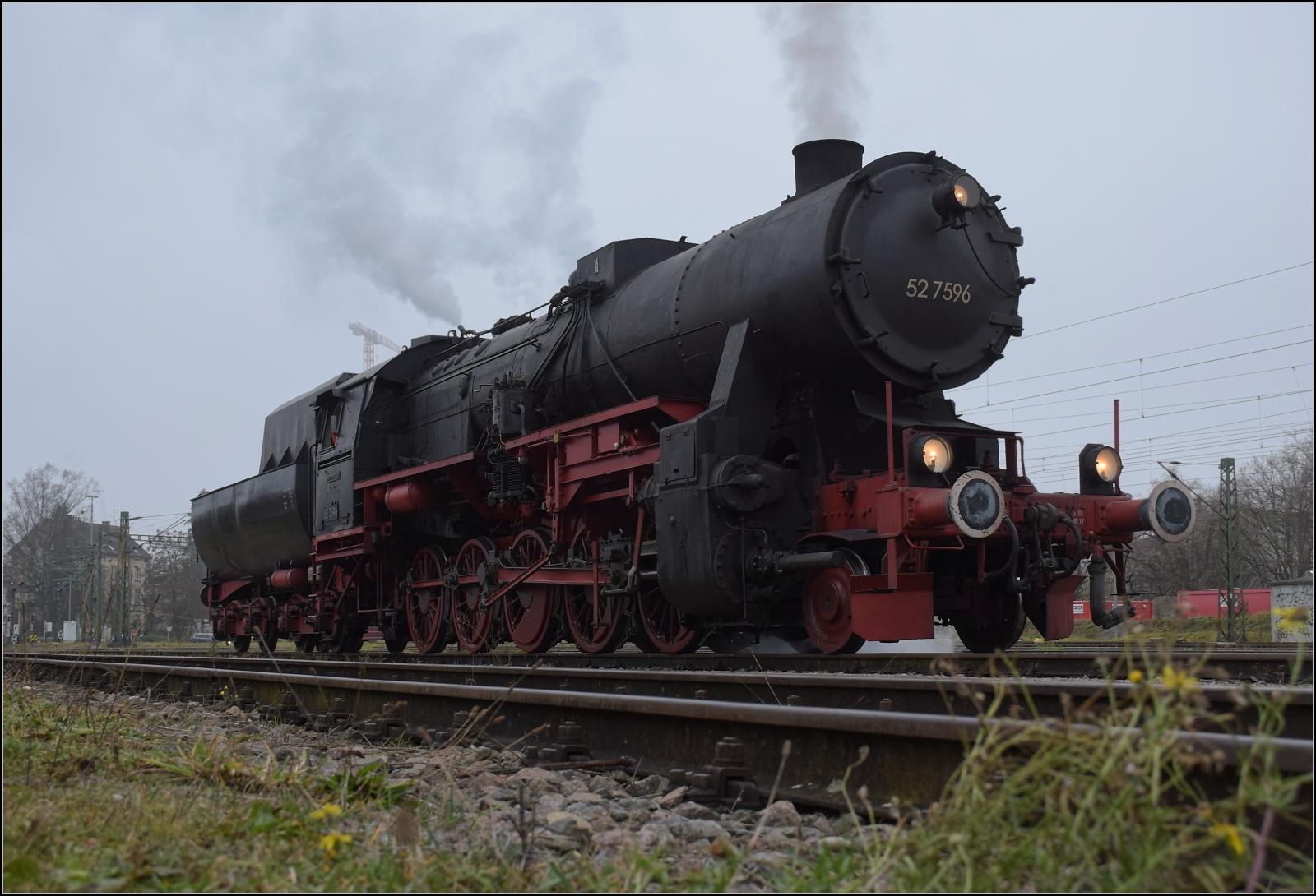 Weihnachtsmarktdampffahrt der Eisenbahnfreunde Zollernbahn.

52 7596 wartet in Konstanz auf Wasser. Dezember 2023.