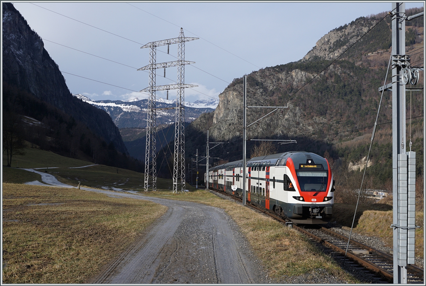 Wie auch in vorhergehenden Jahren verkehrt diese Saison an Wochenenden für Wintersportler ein direkter Zug von Genève nach Le Châble (Verbier). Dieses Jahr als verlängert als RE33, der statt in Martigny endet, bis Le Châble durchgebunden wird. Genauer gesagt, erreichen zwei RABe 511/512 als RE 33 Martigny, und der vordere Zugsteil verkehrt weiter, während die Stammkompositon wieder nach Genève zurück fährt. 

Im Bild zeigt sich der SBB RABe 511 110 kurz vor dem Ziel beim Eintreffen in Sembrancher, wobei der Zug ohne Halt von Martigny bis Le Châble verkehrt. . 

24.01.2026