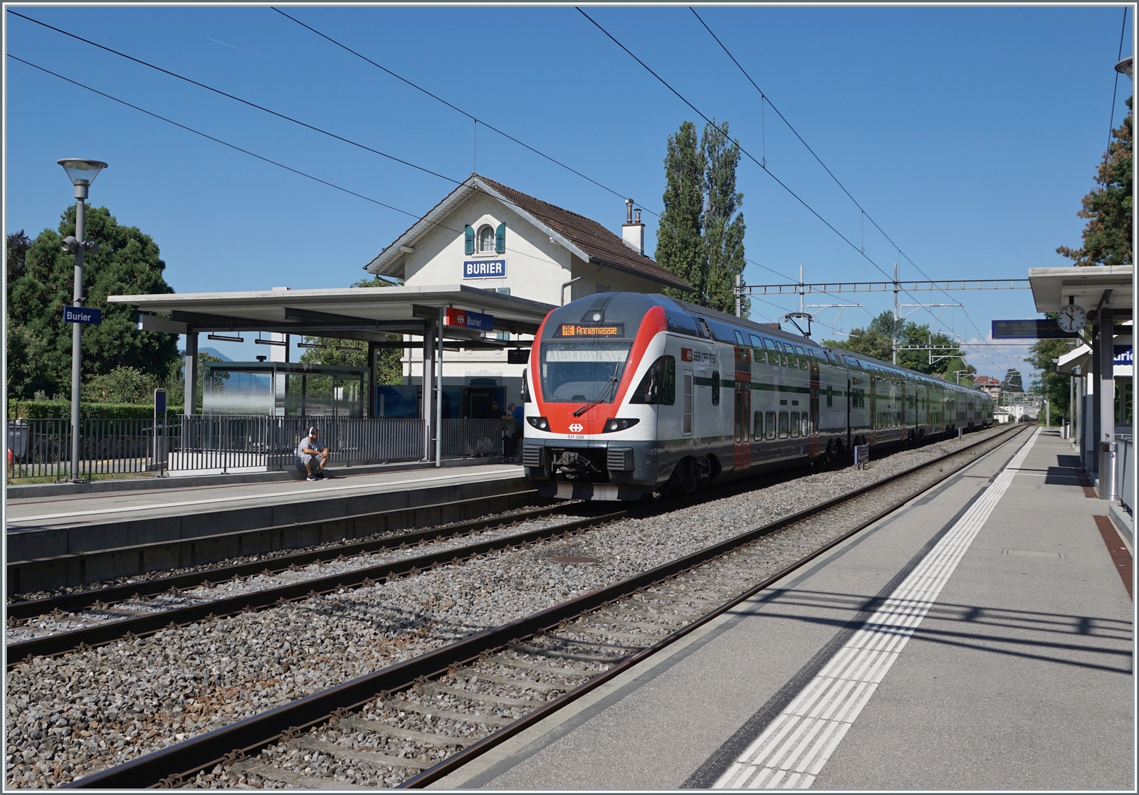 Wie bei anderen kleinen Station hat man es auch in Burier geschafft, mit einem unpassenden  Dach  den Flaire der kleinen Station zu zerstören. Immerhin lenkt der vorbeifahrende RE nach Annemasse in Form des RABe 511 028 etwas davon ab.

30. Juli 2022