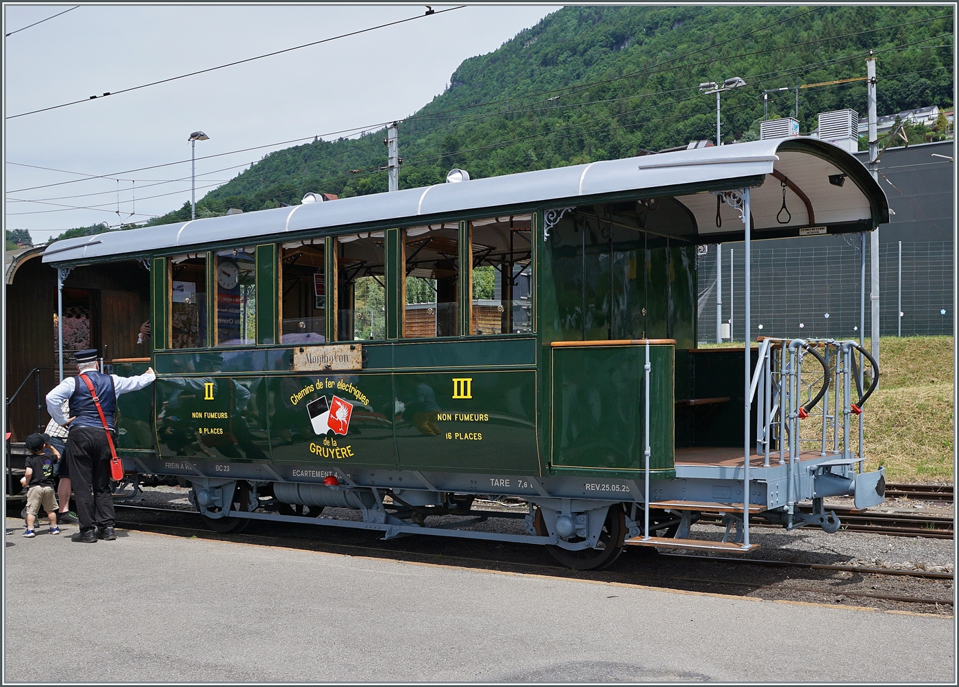 Wie frisch aus der Schachtel - der revidierte GFM C2 N° 23 (Baujahr 1903) der Blonay Chamby Bahn in Blonay.

1. Juni 2025