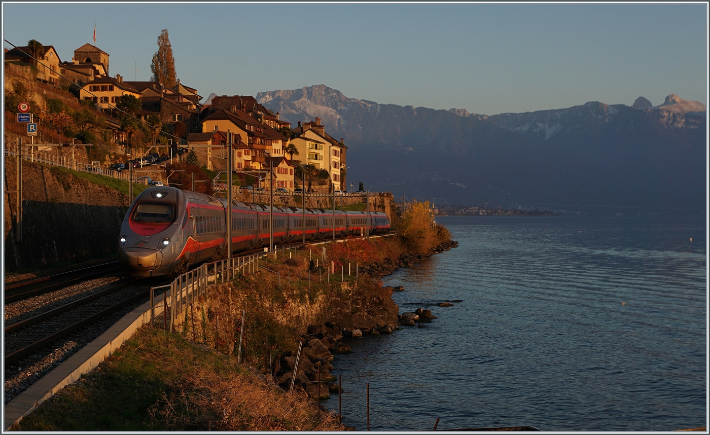 Wieviel Bearbeitung darf es sein? Zwei ähnliche Bilder, das eine aufgehübscht und das andere praktisch unbearbeitet.

Während hinter meinem Rücken die Sonne unter geht, ist zwischen St-Saphorin und Rivaz der FS Trenitalia ETR 610 002 als EC 30008 auf dem Weg von Domodossola nach Genève Aéroport. 

15. November 2024