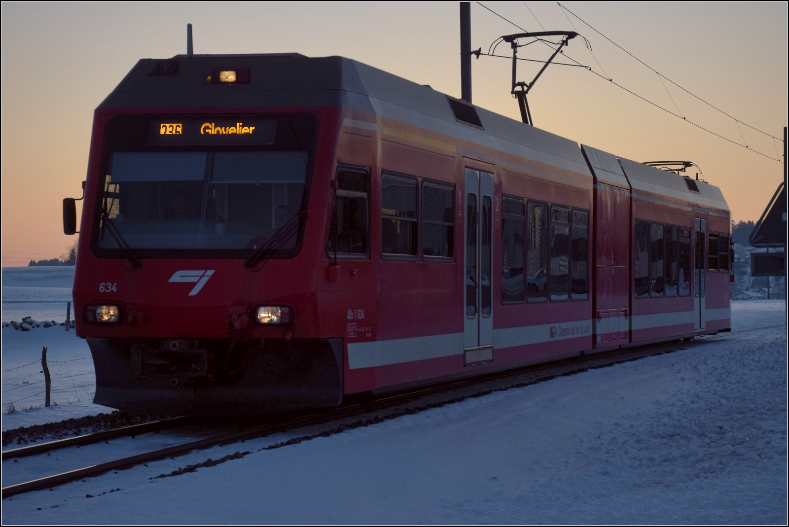 Winterlich auf den Freibergen.

GTW ABe 2/6 534 in Le Noirmont auf dem Weg nach Glovelier. Februar 2023.