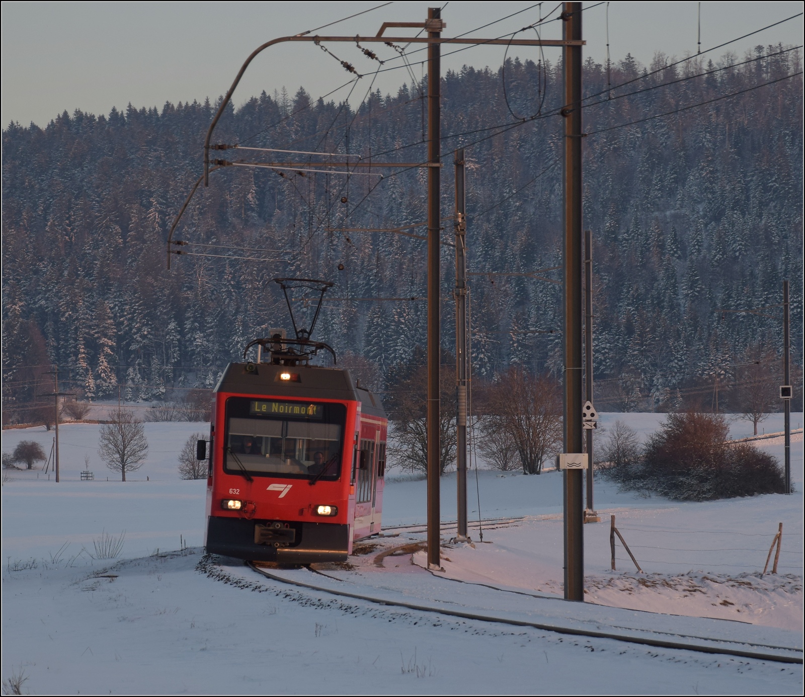 Winterlich auf den Freibergen.

GTW ABe 2/6 532 bei Einfahrt in den Zielbahnhof Le Noirmont. Februar 2023.