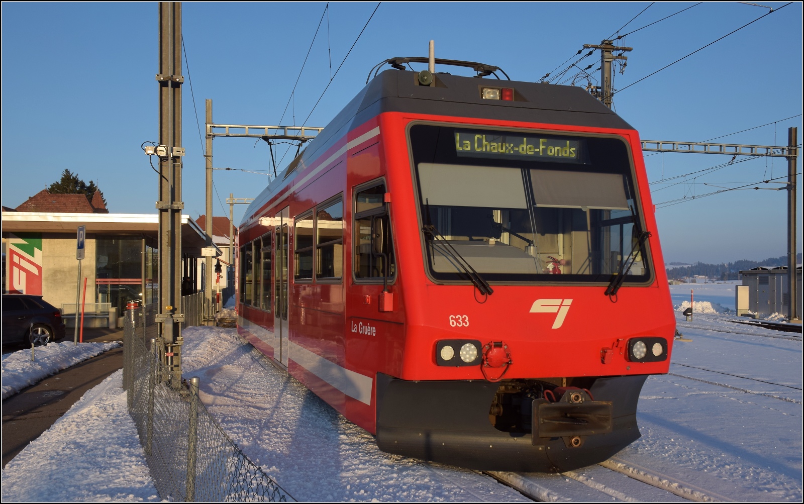 Winterlich auf den Freibergen.

GTW ABe 2/6 533 bei Einfahrt in den Zielbahnhof Le Noirmont. Februar 2023.