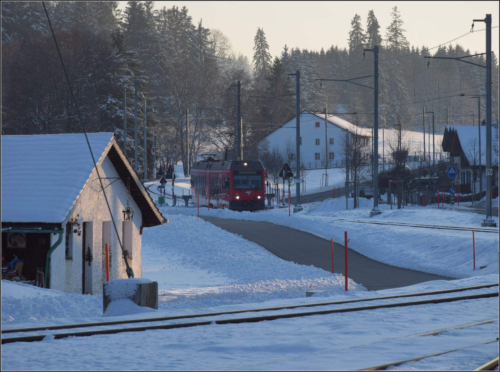 Winterlich auf den Freibergen.

GTW ABe 2/6 533 bei Einfahrt in den Zielbahnhof Le Noirmont. Februar 2023.