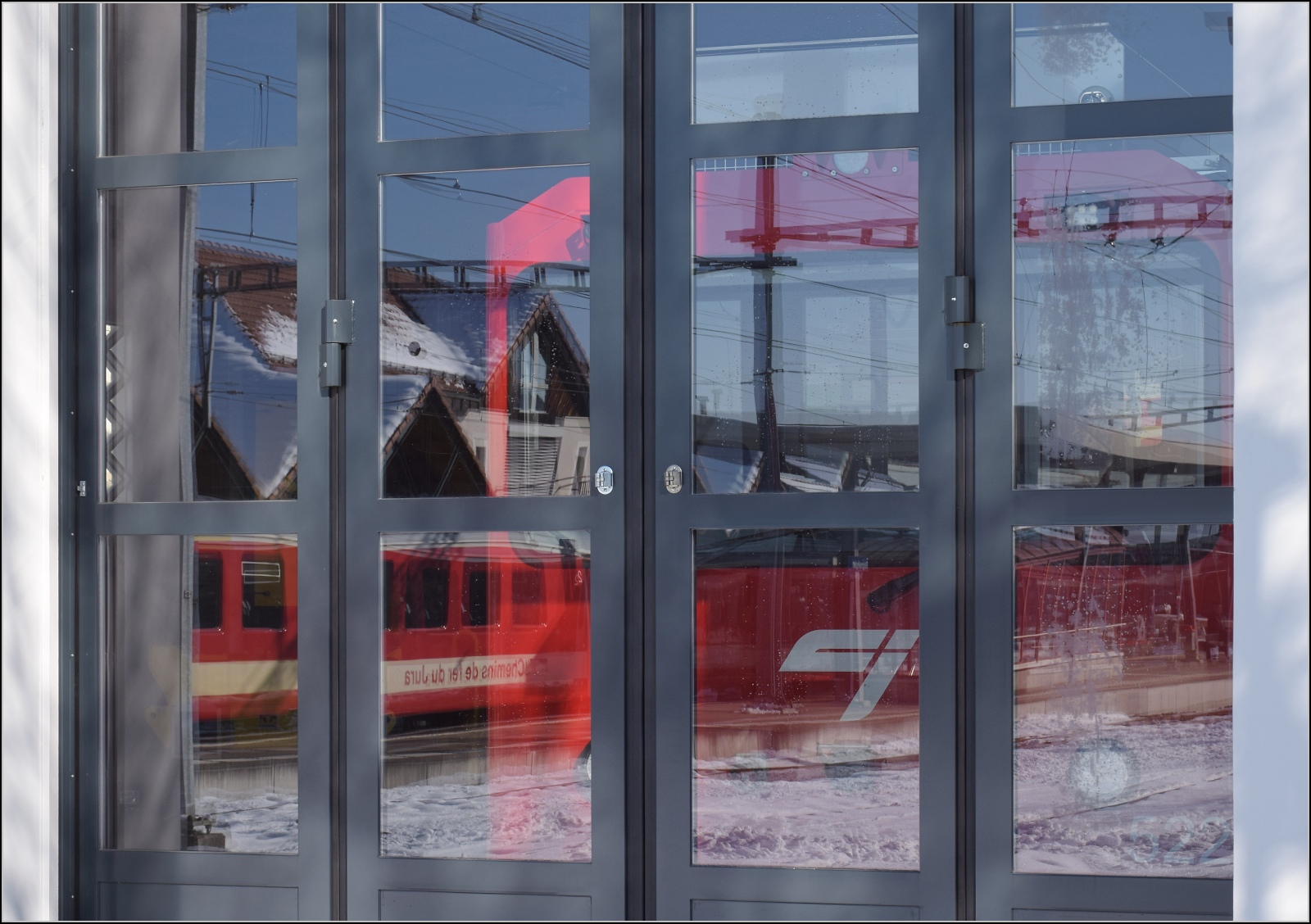 Winterlich auf den Freibergen.

Nur halber Durchblick ins Depot von Saignelégier. Das Fahrzeug im Inneren konnte ich leider nicht identifizieren. Februar 2023. 