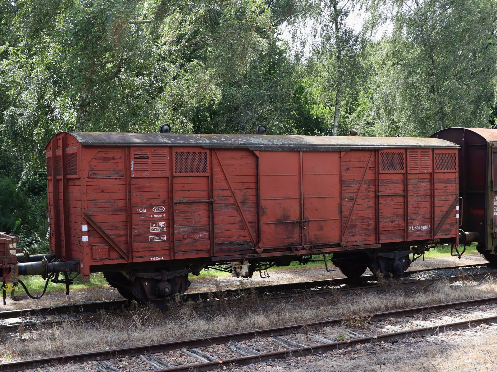 ZLSM ((Zuid-Limburgse Stoomtrein Maatschappij)) Gls Gedeckter G�terwagen mit Nummer 980-20 (ex-NS 30 84 980 0 594) Baujahr 1949 Werkspoor Amsterdam. Bahnhof Simpelveld 21-08-2024.

ZLSM ((Zuid-Limburgse Stoomtrein Maatschappij)) Gls twee-assige gesloten wagen met nummer 980-20 (ex-NS 30 84 980 0 594) Bouwjaar 1949 Werkspoor Amsterdam. Station Simpelveld 21-08-2024.