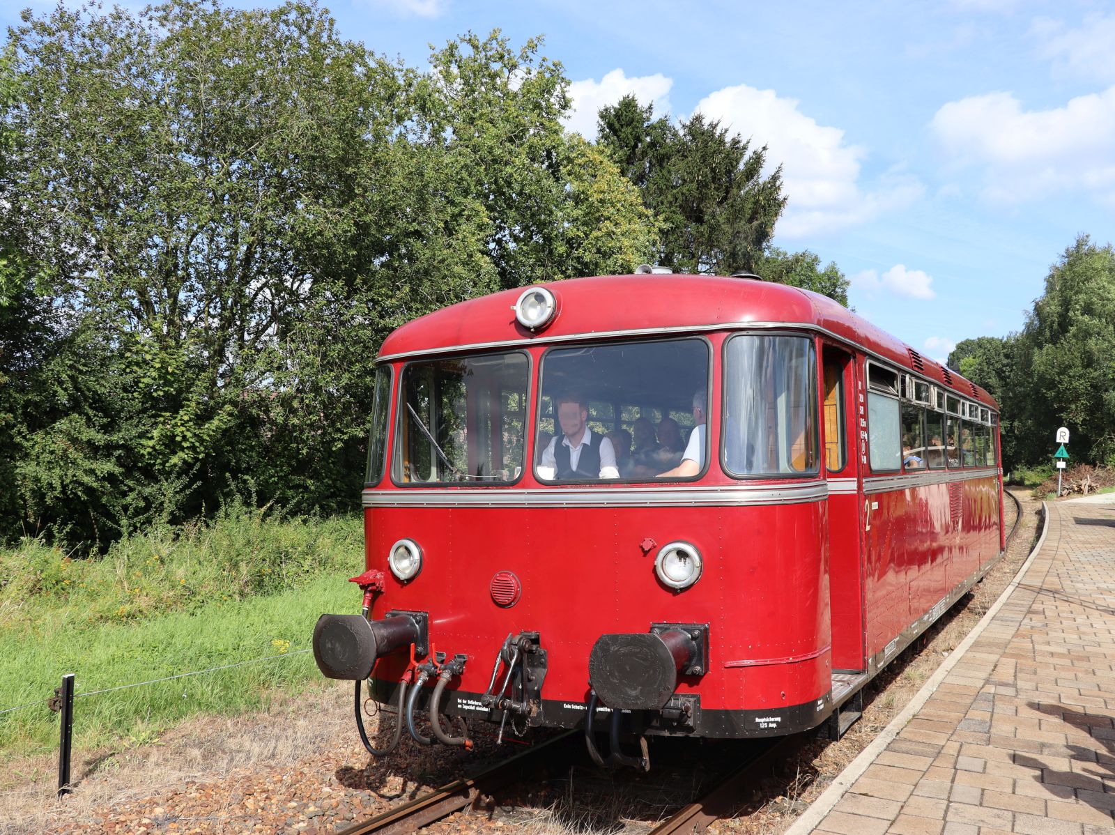 ZLSM (Zuid‐Limburgse Stoomtrein Maatschappij) Railbus 798-09 Baujahr 1959. Haltestelle Simpelveld Miljoenenlijn-Depot 21-08-2024.


ZLSM (Zuid‐Limburgse Stoomtrein Maatschappij) Railbus 798-09 bouwjaar 1959. Halte Simpelveld Miljoenenlijn-Depot 21-08-2024.
