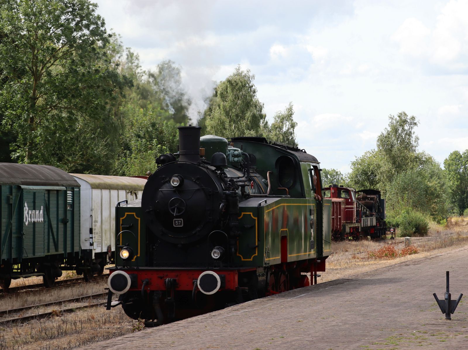 ZSLM (Zuid‐Limburgse Stoomtrein Maatschappij) Dampflokomotive 57  Bonne . Museum  Miljoenenlijn  Bahnhof Simpelveld 21-08-2024.

ZSLM (Zuid‐Limburgse Stoomtrein Maatschappij) Stoomlocomotief 57  Bonne . Museum  Miljoenenlijn  station Simpelveld 21-08-2024.