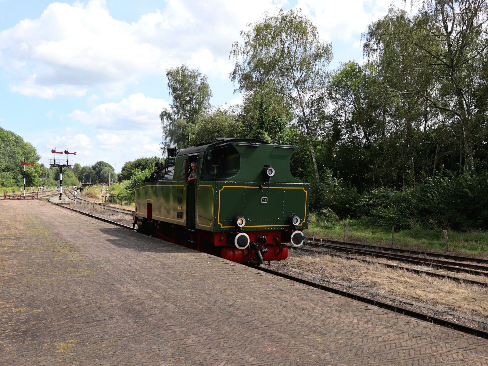 ZSLM (Zuid‐Limburgse Stoomtrein Maatschappij) Dampflokomotive 57  Bonne . Museum  Miljoenenlijn  Bahnhof Simpelveld 21-08-2024. 

ZSLM (Zuid‐Limburgse Stoomtrein Maatschappij) Stoomlocomotief 57  Bonne . Museum  Miljoenenlijn  station Simpelveld 21-08-2024.