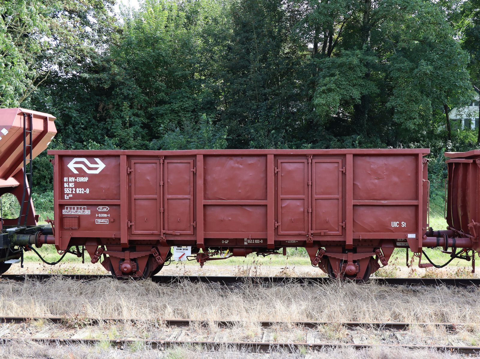 ZSLM (Zuid‐Limburgse Stoomtrein Maatschappij) Es Zweiachsiger offener G�terwagen mit nummer 552-26.  ex-NS 01 84 552 2 032 Werkspoor Amsterdam Baujahr 1957. Museumbahnhof Simpelveld 21-08-2024.

ZSLM (Zuid‐Limburgse Stoomtrein Maatschappij) Es twee-assige hoge bakwagen met nummer 552-26  ex NS 01 84 552 2 032 Werkspoor Amsterdam bouwjaar 1957. station Simpelveld 21-08-2024.
