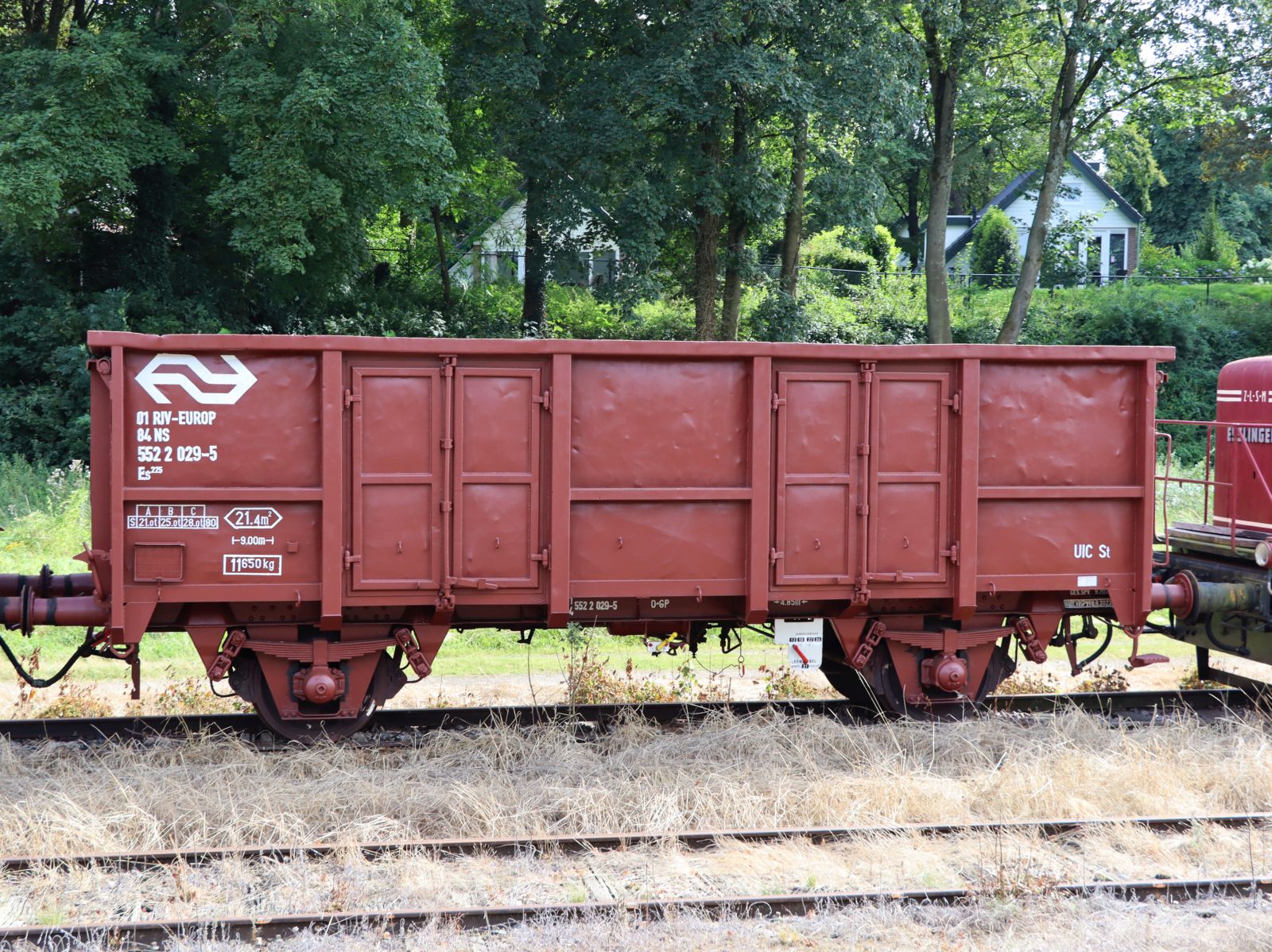 




ZSLM (Zuid‐Limburgse Stoomtrein Maatschappij) Es zweiachsiger offener G�terwagen mit Nummer 552-25.  ex-NS 01 84 552 2 029 Werkspoor Amsterdam Baujahr 1956. Museumbahnhof Simpelveld 21-08-2024.

ZSLM (Zuid‐Limburgse Stoomtrein Maatschappij) Es twee-assige hoge bakwagen met nummer 552-25  ex-NS 01 84 552 2 029 Werkspoor Amsterdam bouwjaar 1956. Station Simpelveld 21-08-2024.
