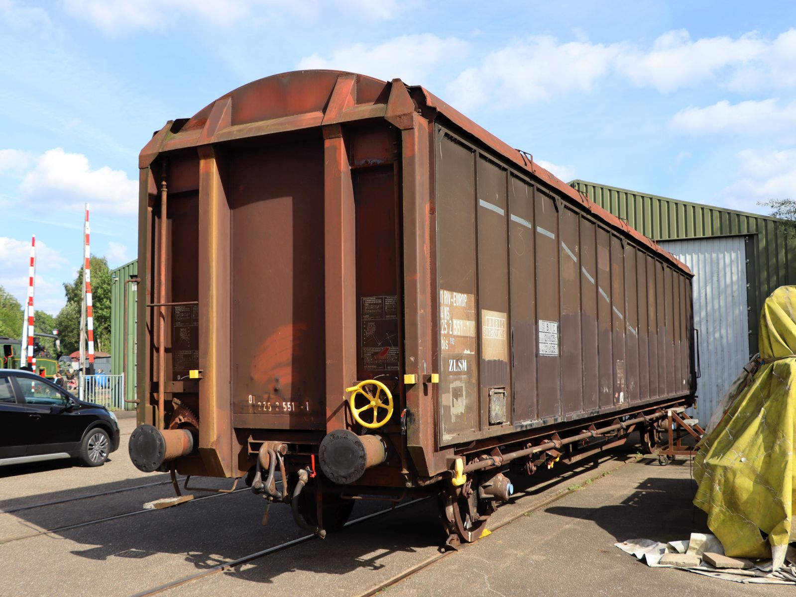 ZSLM (Zuid‐Limburgse Stoomtrein Maatschappij) Hbis Schiebewandwagen Baujahr 1971/1972 SNAV (Soci�t� Nouvelle des Ateliers de V�nissieux). Ex-NS 01 84 225 2 551-1. Bahnhof Simpelveld 21-08-2024.


Hbis twee-assige schuifwandwagen gebouwd door SNAV in 1971/1972. ex-NS 01 84 225 2 551-1. ZSLM (Zuid‐Limburgse Stoomtrein Maatschappij) Werkplaats station Simpelveld 21-08-2024.