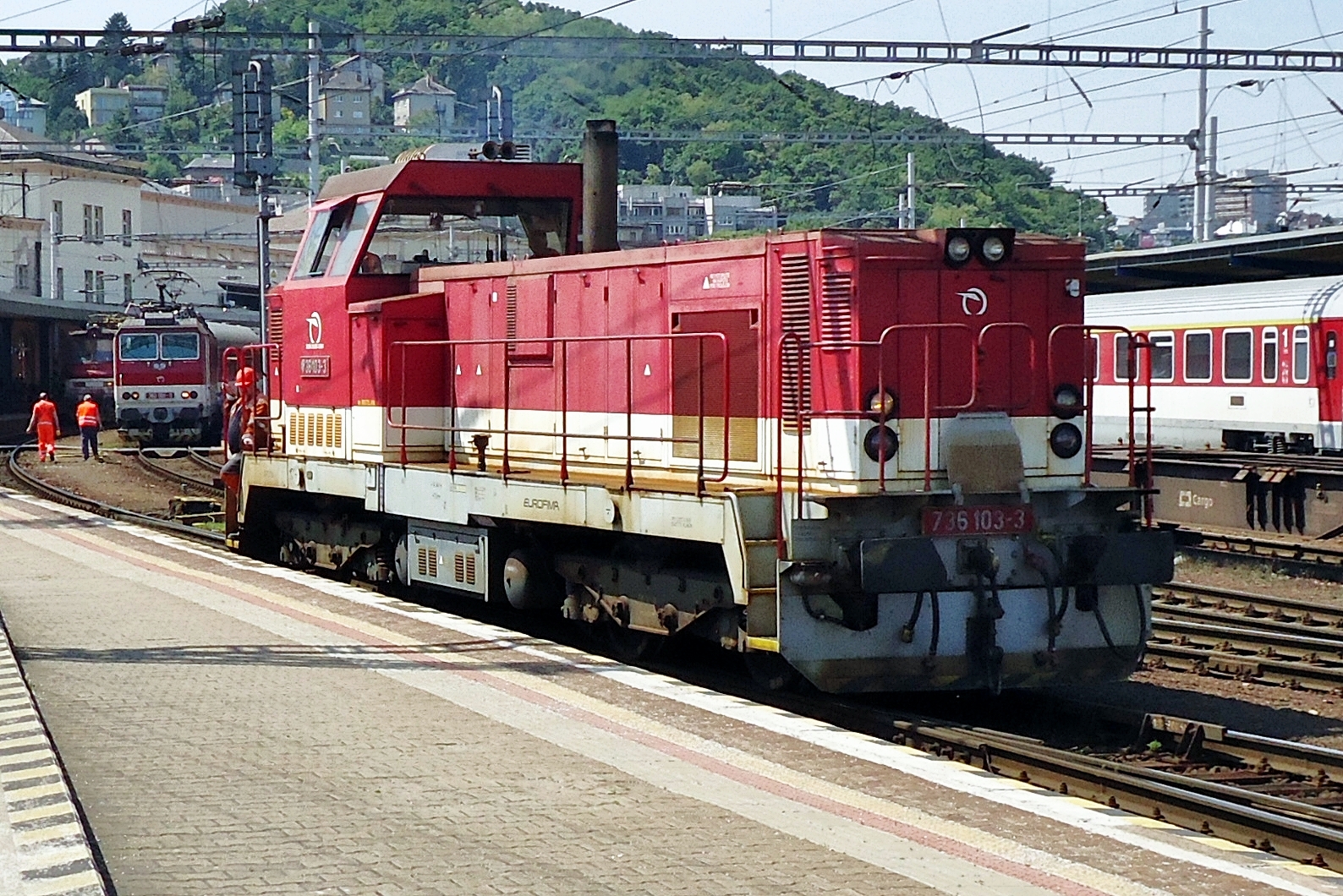 ZSSK 736 103 lauft am 12 September 2018 um in Bratislava hl.st. Die Reihe 736 ist eine grundlegende Modernisierung von die Reihe 735 Pielstick, so genannt wegen der Fransösische Pielstick-Dieselmotor. Weil jedoch die 725 keine Glanzerfolg war, wurde von ZSSK entschlossen, die Reihe zu Modernisieren.