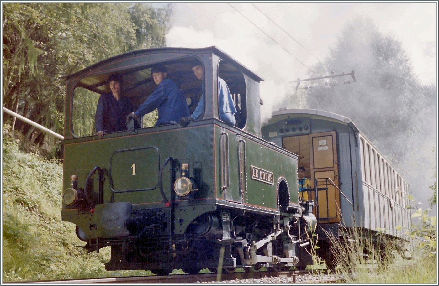 Zu Armins Bild und ausführlichen Text der G 3/3 N° 1  Le Doubs  hier noch ein Bild der Lok im Betriebseinsatz auf der Blonay-Chamby Bahn. Das Analogbild entstand bei Chantemerle und zeigt die Lok mit einem vierachsigen Personenwagen auf der Fahrt nach Blonay. 

August 1985