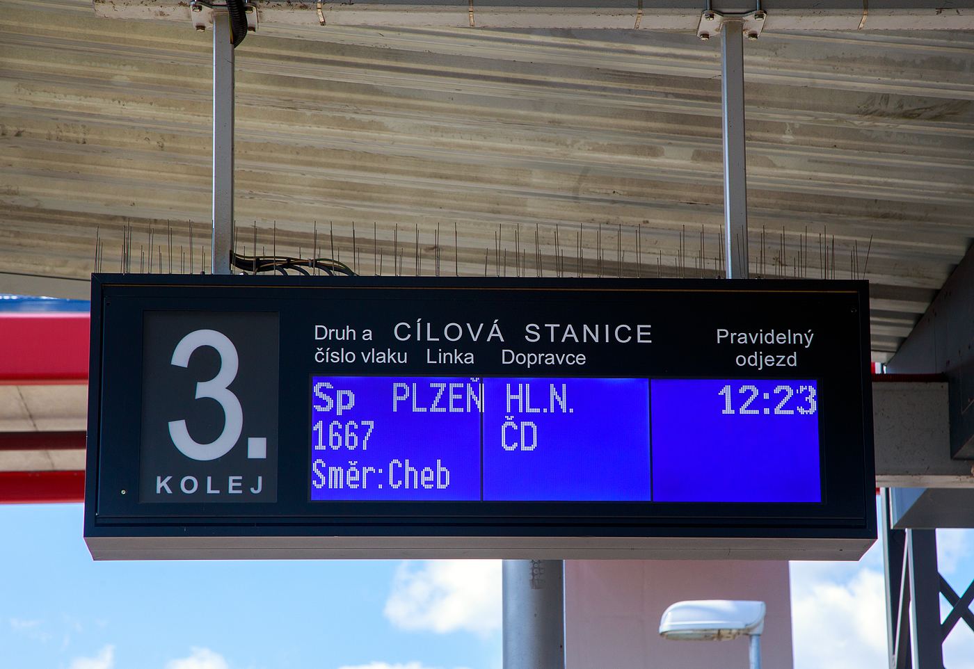 Zugzielanzeiger am Gleis 3 (Kolej) im Bahnhof Karlovy Vary (Karlsbad) am 19.04.2023. 

Um 12:23 der Sp 1667 der ČD nach Plzeň hlavní nádraží (Pilsen Hbf) via Cheb vom Gleis abfahren. Die Zuggattung Sp steht für Spěšný vlak, deutsch Eilzug.

