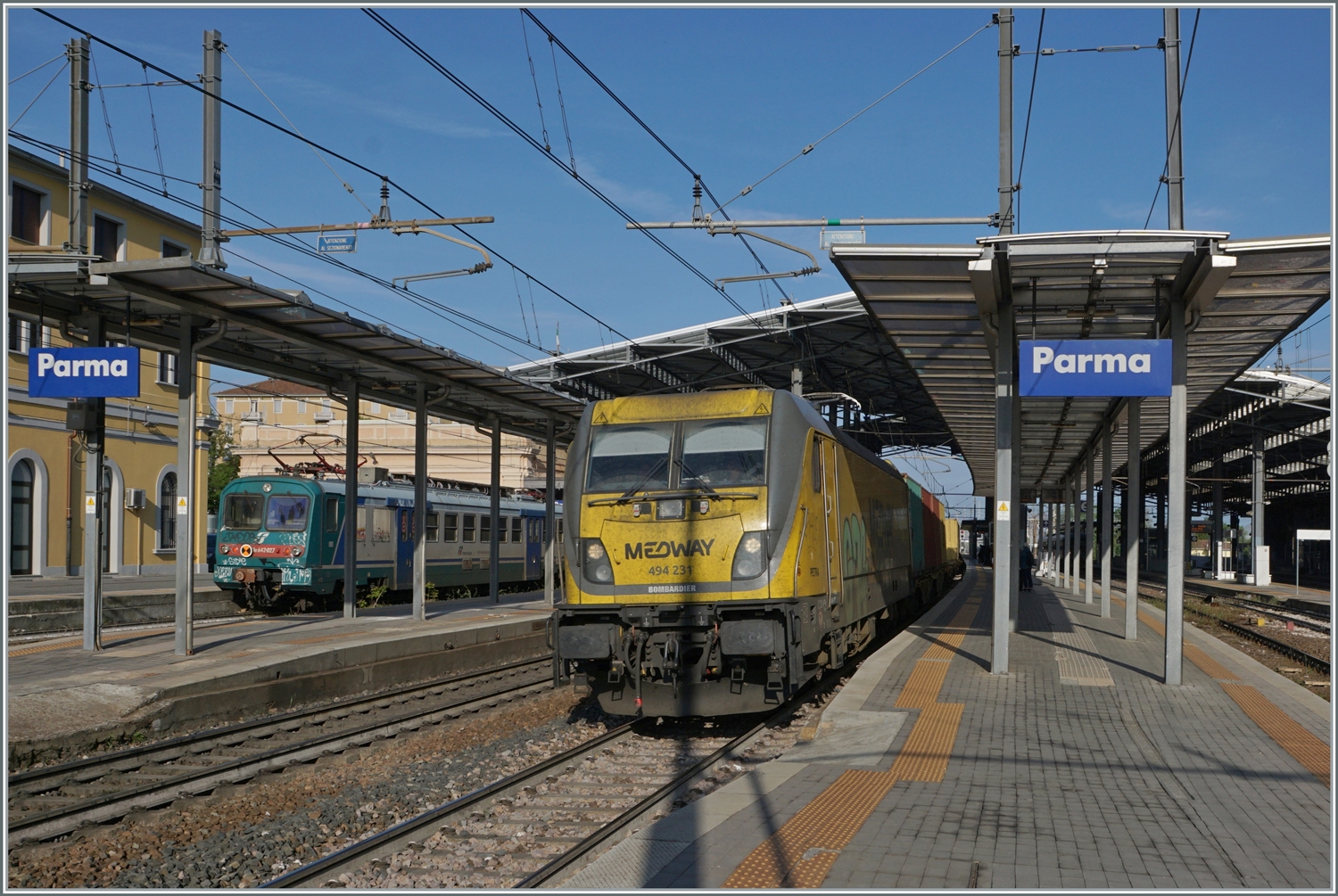 Zum vorhergehenden Bild aus Parma passend: Noch einmal die der Medway 494 231, die mit ihrem Güterzug durch Parma fährt, diesmal als  Hauptmotiv .

18. April 2023
