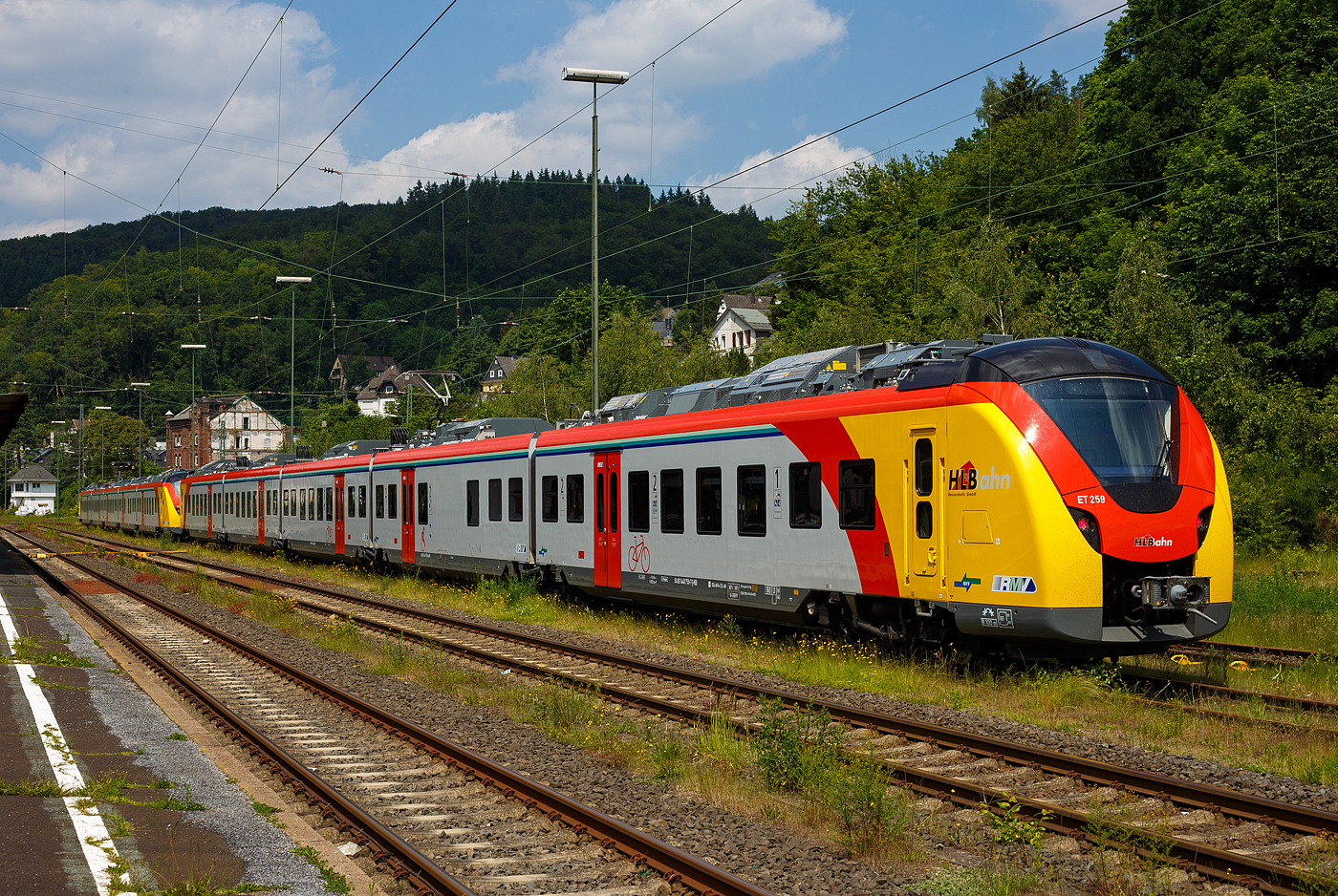 Zwei fast fabrikneue fünfteilige Niederflur-Elektrotriebwagen vom Typ Alstom CORADIA Continental 2 (XCC MHX) der HLB (Hessische Landesbahn GmbH) sind am 07 Juni 2024 beim Bahnhof Dillenburg abgestellt. Hier vorne der ET 259 (94 80 1440 259-8 / 1441 259-7 / 1841 259-3 / 1441 759-6 und 1440 759-7 D-HEB) und hinten der ET 271 (94 80 1440 271-3  / 1441 271-2 / 1841 271-1 / 1441 759-6 und 1440 771-2 D-HEB). Sie werden für den Mittelhessen-Express (RB37: Kirchhain – Marburg – Gießen – Frankfurt Hbf / RB40: Dillenburg – Gießen – Frankfurt Hbf / RB41: Schwalmstadt-Treysa – Gießen – Frankfurt Hbf / RB49: Gießen – Friedberg – Hanau Hbf) eingesetzt. 

Beide Elektro-Triebzüge wurden 2023 von der Alstom Transport Deutschland GmbH (vormals LHB) in Salzgitter-Watenstedt gebaut. Die Coradia Continental benötigten wegen einer neuen Steuerungssoftware eine neue Zulassung, nach Problemen mit dieser, hatte ALSTOM erst Ende April 2024 die Zulassung für die neuen Coradia Continental für die Hessische Landesbahn (HLB) erhalten und so erfolgte die Abnahme erst zum 30. April 2024. Der neue Verkehrsvertrag im Netz Mittelhessen unter dem Label MEX (Mittelhessen-Express) begann aber bereits im Dezember 2023, so wurden zunächst noch die Talent 2 der DB Regio eingesetzt, die zuvor Betreiber der Linien war. Die Verkehrsvertragslaufzeit für den Mittelhessenexpress beträgt 15 Jahre.

Am 27. Mai 2021erhielt Alstom einen Auftrag zur Lieferung von 32 Coradia Continental Elektrotriebzügen von der Hessischen Landesbahn GmbH (HLB) erhalten. Die Bestellung teilt sich auf in insgesamt zwölf 4-Teiler sowie 20 5-Teiler und hat einen Gesamtwert von rund 200 Mio. Euro. 

Alstom CORADIA Continental 2 ist ein hochmoderner Elektrotriebzug und die ideale Lösung für den Regionalverkehr im mittleren Hessen. Er ist zuverlässig, schnell und leise und bietet für die Passagiere höchsten Fahrkomfort, inklusive reichlich Platz für Fahrräder und Gepäck.  Der Coradia Continental erreicht Betriebsgeschwindigkeiten von bis zu 160 km/h und bietet als vier- und fünfteilige Einheiten 206 bzw. 282 Sitzplätze. Verschiedene Mehrzweckbereiche halten ausreichend Platz für Rollstühle, Fahrräder und Kinderwagen bereit. Die Antriebsausrüstung der Züge ist auf dem Dach angeordnet, sodass der Innenraum großzügig gestaltet ist, u.a. mit einem breiten und stufenfreien Gang für besseren Fahrgastfluss. Insbesondere wird durch eine angepasste Einstiegshöhe in Verbindung mit zusätzlichen Schiebetritten ein sehr komfortabler Zugang in das Fahrzeug gewährleistet. Der Coradia Continental ist im gesamten Zug mit WLAN, Videoüberwachung sowie Laptopanschlüssen und einem Echtzeit-Fahrgastinformationssystem ausgestattet, das Verbindungsdaten anzeigt.

Verbesserte Barrierefreiheit:
Mit der reduzierten Einstiegshöhe von 60cm können mobilitätseingeschränkte Fahrgäste auch an niedrigen Bahnsteigen barrierefrei ein- und aussteigen. Alle Fahrzeuge sind mit einem Schiebetritt ausgestattet. Dieser dient, je nach Bahnsteighöhe, als Spaltüberbrückung zum Bahnsteig oder Trittstufe. Auch Fahrgäste mit Kinderwagen, Fahrrädern oder Gepäck profitieren vom barrierefreien Zugang. Große Piktogramme weisen Fahrgästen leicht ersichtlich auf die Rollstuhl- und Fahrradbereiche hin.

Alstoms Coradia Reihe von modularen Zügen profitiert von mehr als 30 Jahren kontinuierlicher Weiterentwicklung und bewährten technischen Lösungen. Bisher wurden mehr als 3.300 Coradia Züge verkauft und rund 2.900 verkehren zurzeit in Dänemark, Frankreich, Deutschland, Italien, Luxemburg, den Niederlanden, Schweden und Kanada

Diese fünfteiligen Triebzüge setzen sich auch den folgenden Wagenbaureihen zusammen1440.2 – 1441.2 – 1841.2 – 1441.7 – 1440.7 uns sind so 89.700 mm und haben 8 Fahrmotoren. Die Triebzüge haben konventionelle Enddrehgestelle und Jakobs-Drehgestelle zwischen den Mittelwagen

TECHNISCHE DATEN:
Hersteller: 	Alstom Transport Deutschland GmbH (Salzgitter-Watenstedt)
Baureihe: 1440.2
Art: fünfteiliger Niederflur-Elektrotriebwagen
Fahrzeugbestand der HLB : 20 (BW Wiesbaden)
Spurweite: 1.435 mm
Achsfolge: Bo’(Bo’)(2’)(2’)(Bo’)Bo’ in Klammern Jakobs-Drehgestelle
Länge über Kupplung: 89.700 mm
Drehzapfenabstände: 15.550 mm / 3 x 16.400 mm / 15.550 mm
Achsabstand in den Enddrehgestellen: 2.440 mm
Achsabstand in den Jakobsdrehgestellen: 2.700 mm
Treib- und Laufraddurchmesser: 850 mm (neu) / 780 mm (abgenutzt)
Breite: 2.920 mm
Maximale Höhe (über SO): 4.280 mm
Einstieghöhe (über SO): ca. 600 mm
Eigengewicht: ca. 167 t
Minimaler befahrbarer Gleisbogen Werkstatt/Betrieb: 100/150 m
Stromsystem: 15 kV / 16,7 Hz
Höchstgeschwindigkeit: 160 km/h
Dauerleistung: 2.000 kW
Max. Stundenleistung: 2.880 kW
Fahrgastsitzplätze: 282 (davon 14 in der  1. Klasse)
Niederfluranteil: ca. 89 %
Fahrgasteinstiegstüren je Längsseite: 5
Bremse: KB C-el-pn-R-A-E-Mg (D)
