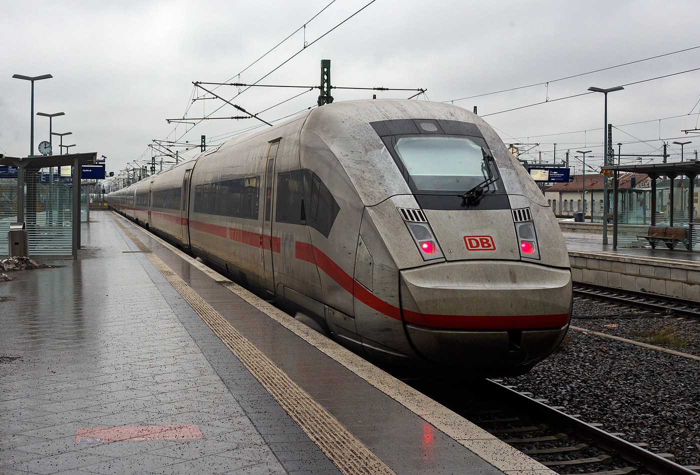 Zwei gehkuppelte siebenteilige ICE 4 der BR 412.2 verlassen am 06.12.2022 als ICE 694 (Stuttgart – Frankfurt am Main - Leipzig - Berlin Gesundbrunnen den Hbf Leipzig Hbf.