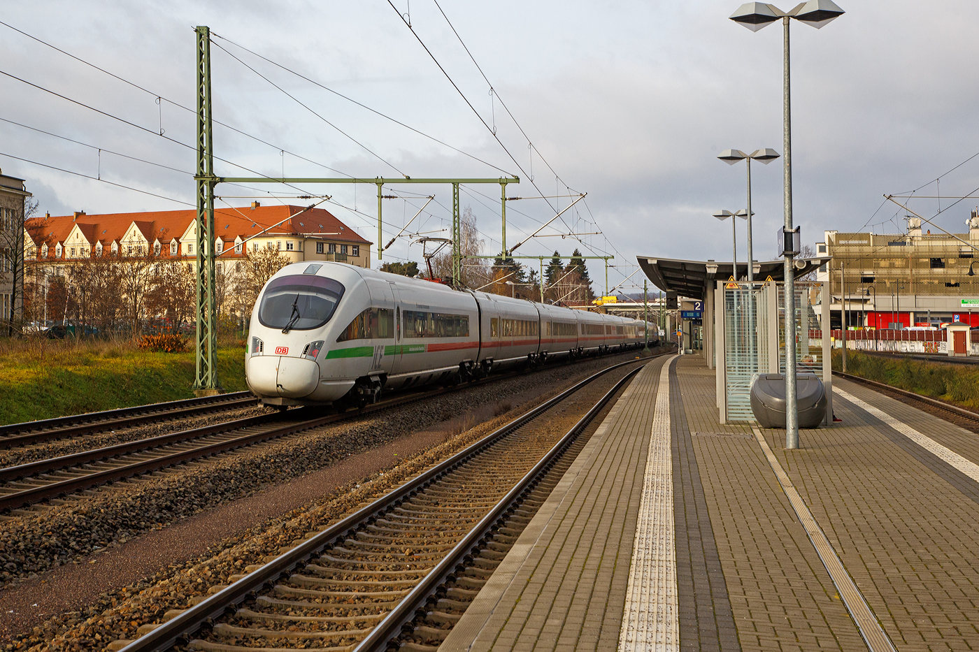 Zwei gekuppelt ICE-T rauschen am 07.12.2022, als ICE 1650 (Dresden Hbf - Wiesbaden Hbf) durch Radebeul Ost. Vorne der fünfteilige ICE T (BR 415) Tz 1505 „Marburg/Lahn“ und hinten der siebenteilige ICE T (BR 411) Tz 1178g „Ostseebad Warnemünde“.

ICE T ist der deutsche Kurvenspezialist, er verfügt über eine spezielle Neigetechnik und wurde 1999 in Betrieb genommen. Er ist mit einer besonderen Technik konzipiert, um auf kurvenreichen Strecken den Wagenkasten ähnlich wie ein Motorradfahrer auf die Seite neigen zu können. Den ICE T gibt es in zwei Varianten: als Fünf- und als Siebenteiler, welche aber miteinander gekuppelt und als Doppelzug gefahren werden können. Die fünfteilige Variante der Baureihe 415 beinhaltet ein Bordbistro und die siebenteilige Variante der Baureihe 411 zusätzlich noch einen Restaurantbereich. Am Anfang und Ende jedes ICE T bietet ein spezielles Abteil, das durch eine Glaswand vom Lokführer getrennt ist, die Möglichkeit diesem über die Schulter zu schauen.

Im Dezember 2013 wurde ein Modernisierungsprogramm für die ICE T-Flotte gestartet. Neben einer neuen Außenlackierung sowie neuen Teppichböden wurden die ICE T-Züge als einige der ersten Züge in Deutschland mit dem europaweiten Zugsicherungssystem ETCS (European Train Control System) ausgestattet. Damit kann die ICE T-Flotte beispielsweise auf der neugebauten Schnellfahrstrecke Halle/Leipzig - Erfurt eingesetzt werden, welche bis zu 50 Minuten Reisezeit einspart (wenn es dann fuktioniert). Zudem fährt der ICE T nach Österreich und ermöglicht so zum Beispiel Direktverbindungen zwischen Frankfurt und Wien.

Zahlen, Daten, Fakten:
Betriebsaufnahme: 1999 
Zugkonzept: Triebwagenzug, Kuppelbare Zugeinheiten 
Zahl der Züge: 70 
Zahl der Wagen pro Halbzug: 5 (BR 415) bzw. 7 (BR 411)
Zuglänge: 133 m bzw. 185 m 
Antrieb: Elektrisch, Unterflur-Antrieb 
Zugelassene Höchstgeschwindigkeit: 230 km/h 
Leistung: 3.000 bzw. 4.000 kW 

Ein fünfteiliger ICE T der BR 415 besteht aus:
• 1. Klasse-Endwagen  Apmzf der BR 415.0 als Wagen 28 oder 38
• Bordbistro/2. Klasse-Wagen BRpmz der BR 415.1 als Wagen 27 oder 37
• 2. Klasse-Wagen Bpmz der BR 415.7 als Wagen 23 oder 33
• 2. Klasse-Wagen Bpmbz der BR 415.6 als Wagen 22 oder 32
• 2. Klasse-Endwagen Bpmzf der 415.5 als Wagen 21 oder 31
