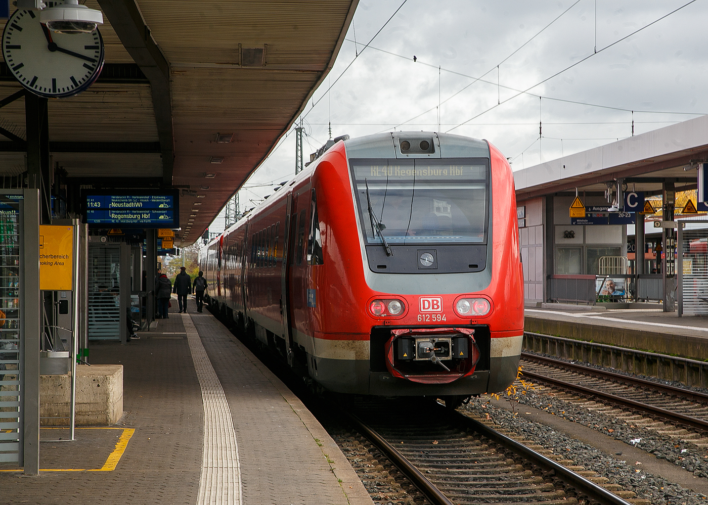 Zwei gekuppelte Bombardier  RegioSwinger , Dieseltriebwagen mit Neigetechnik der BR 612, stehen am 22.11.2022 als RE40/RE41 im Hauptbahnhof Nrnberg zur Abfahrt bereit. 

Vorne der RE 41 Nrnberg–Neukirchen (b Sulzb)–Weiden-Neustadt (W) und hinten der RE 40 Nrnberg – Neukirchen (b Sulzb) –Schwandorf – Regensburg. In Neukirchen bei Sulzbach-Rosenberg werden die Zge geflgelt, d.h. getrennt, der RE 41 fhrt dann Richtung Weiden in der Oberpfalz weiter, whrend der RE 40 kurz warten muss und wenn die Weiche gestellt ist in Richtung Regensburg fhrt. 

Man muss schon aufpassen dass man nicht im falschen Zug sitzt, wenn man wie wir z.B. Schwandorf mchte.