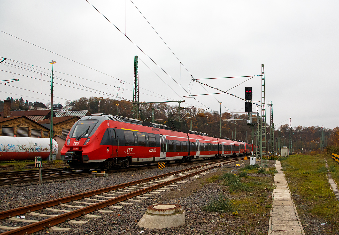 Zwei gekuppelte Bombardier Talent 2 der DB Regio NRW verlassen am 04.12.2022, als RE 9 rsx - Rhein-Sieg-Express (Siegen - Köln - Aachen), den Bahnhof Betzdorf (Sieg).