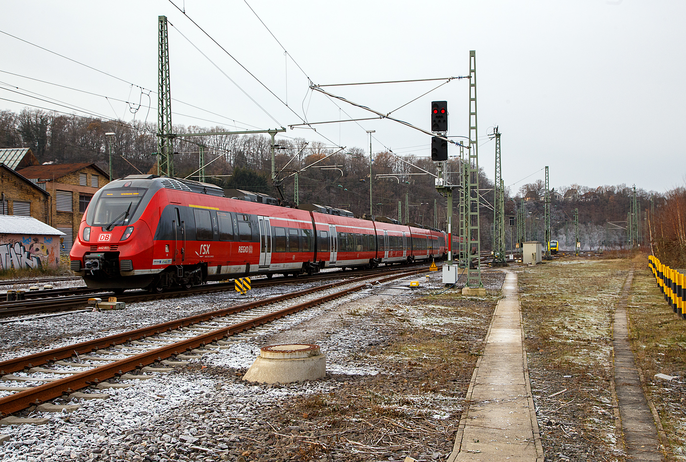 Zwei gekuppelte Bombardier Talent 2 (BR 442) der DB Regio NRW verlassen am 18.12.2022 (4. Advent ), als RE 9 rsx - Rhein-Sieg-Express (Siegen - Köln - Aachen), den Bahnhof Betzdorf (Sieg) in Richtung Köln.