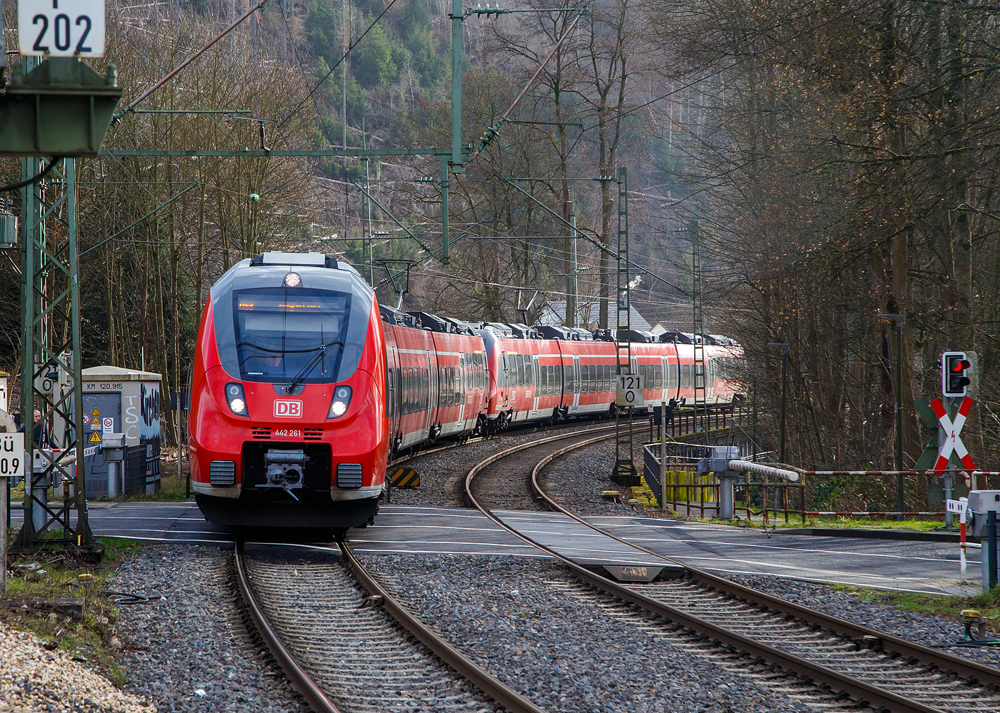 Zwei gekuppelte Bombardier Talent 2 (BR 442) der DB Regio NRW erreichen am 04.02.2023, als RE 9 rsx - Rhein-Sieg-Express (Aachen – Köln - Siegen), den Bahnhof Kirchen (Sieg).