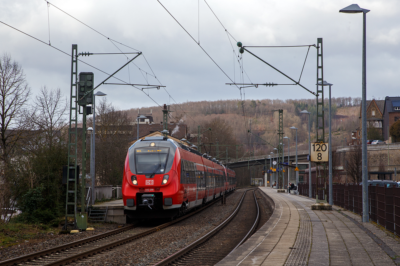 Zwei gekuppelte Bombardier Talent 2 (BR 442) der DB Regio NRW am 04.02.2023, als RE 9 rsx - Rhein-Sieg-Express (Siegen - Köln - Aachen), beim Halt im Bahnhof Kirchen (Sieg).