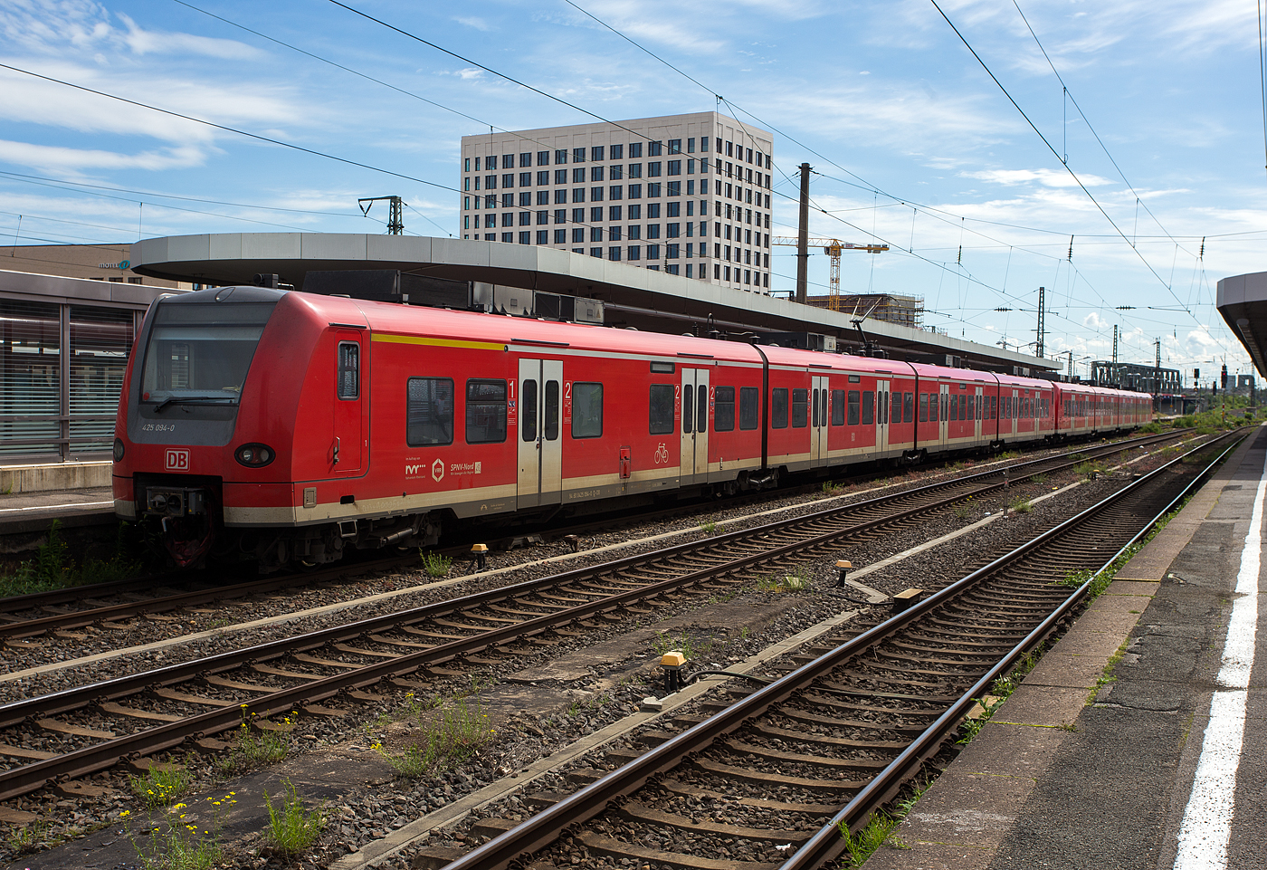 Zwei gekuppelte ET 425er (425 101-3 / 425 601 und 425 594 / 425 094-0)der DB Regio NRW hat am 26 Mai 2024, als RB 27  Rhein-Erft-Bahn“ (Mönchengladbach – Köln – Koblenz), den Bahnhof Köln Messe/Deutz erreicht.